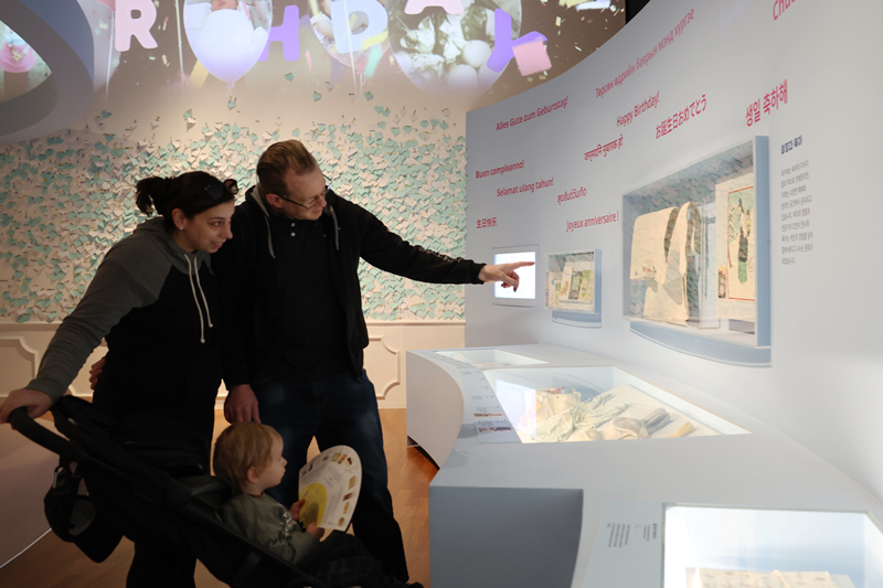 Des touristes venus en famille au National Folk Museum of Korea observe un stand de l&rsquo;exposition &laquo; Happy Birthday &raquo; expliquant la pratique traditionnelle de l&rsquo;eobuba, qui consiste &agrave; porter l&rsquo;enfant sur le dos &agrave; l&rsquo;aide d&rsquo;un podaegi, sorte de petite couette. le 7 avril 2026. &copy; Park Dae-jin / Korea.net