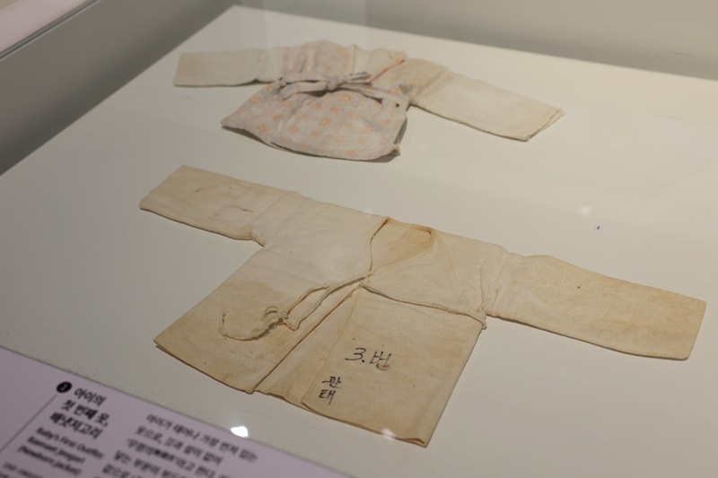 Un premier v&ecirc;tement qu&rsquo;un b&eacute;b&eacute; porte &agrave; sa naissance jusqu&rsquo;&agrave; ses 100 jours, expos&eacute; au National Folk Museum of Korea. &copy; Park Dae-jin / Korea.net