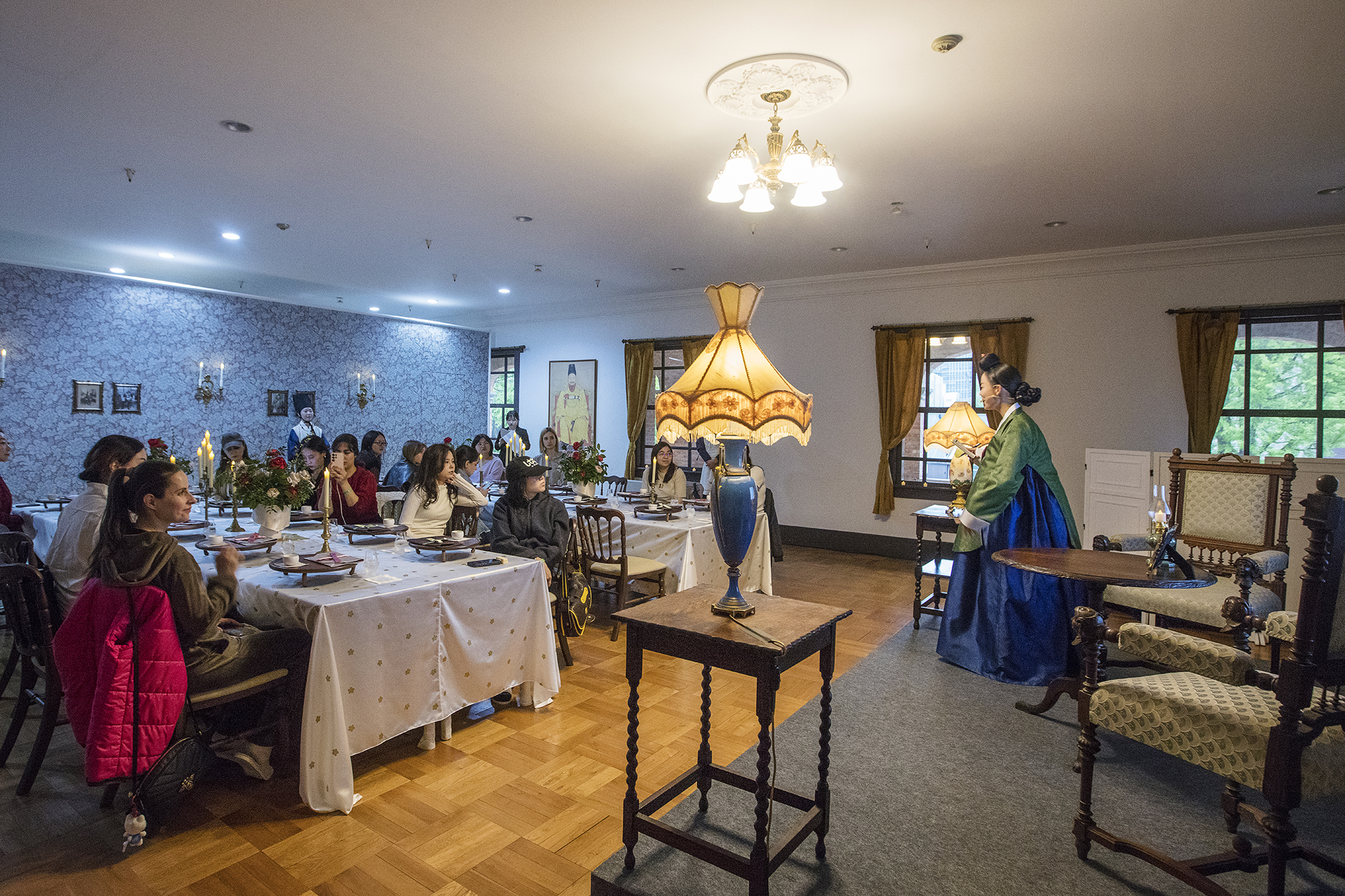 Un &eacute;v&eacute;nement de d&eacute;gustation de cuisine traditionnelle au palais Deoksugung, &agrave; S&eacute;oul, en avril 2025. &copy; Korea Heritage Service