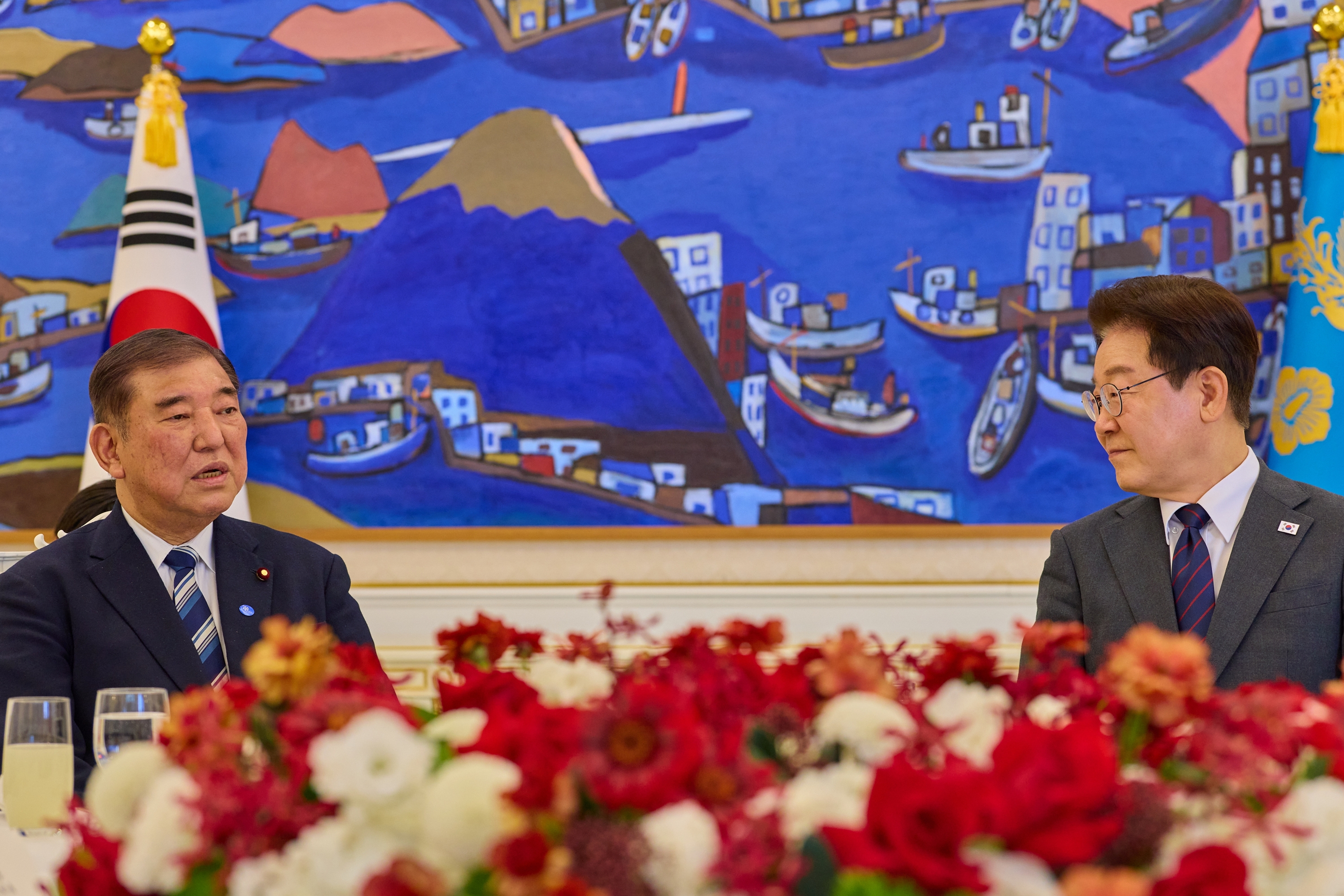 Le pr&eacute;sident Lee Jae Myung s&rsquo;entretient avec l&rsquo;ancien Premier ministre japonais, Shigeru Ishiba, au complexe pr&eacute;sidentiel de Cheong Wa Dae, &agrave; S&eacute;oul, le 8 avril 2026. &copy; Cheong Wa Dae
