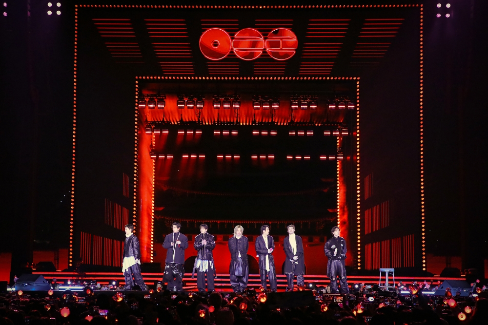 Le groupe BTS lors de son concert sur la place Gwanghwamun, à Séoul, le 21 mars 2026. © BigHit Music / Netflix
