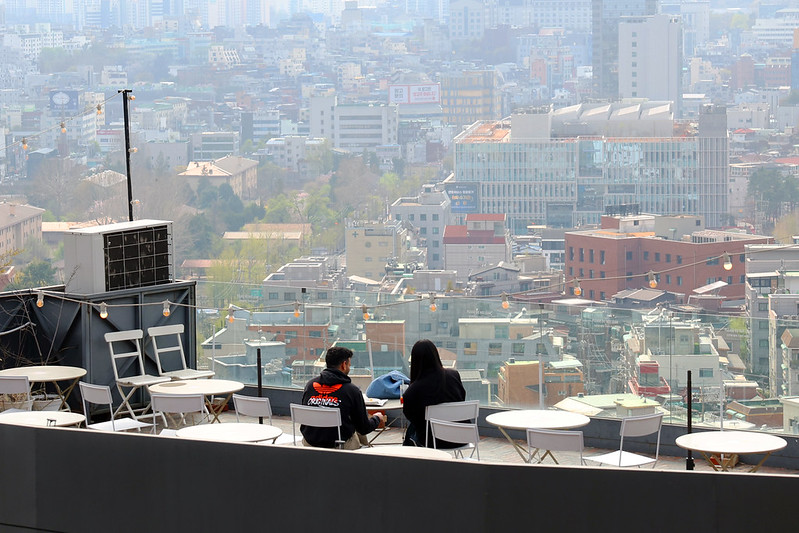 Les caf&eacute;s en rooftop du quartier d&rsquo;Haebangchon offrent une vue imprenable sur S&eacute;oul. &copy; Lee Jeong Woo / Korea.net