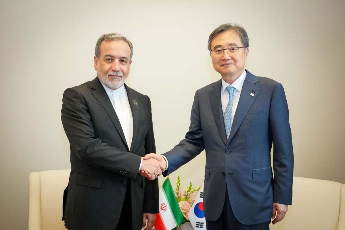 Les minist&egrave;res cor&eacute;en et iranien des Affaires &eacute;trang&egrave;res, Cho Hyun et Abbas Araghchi, lors de la 8&agrave;e Assembl&eacute;e g&eacute;n&eacute;rale des Nations unies, &agrave; New York, le 25 septembre 2025. &copy; Minist&egrave;re des Affaires &eacute;trang&egrave;res