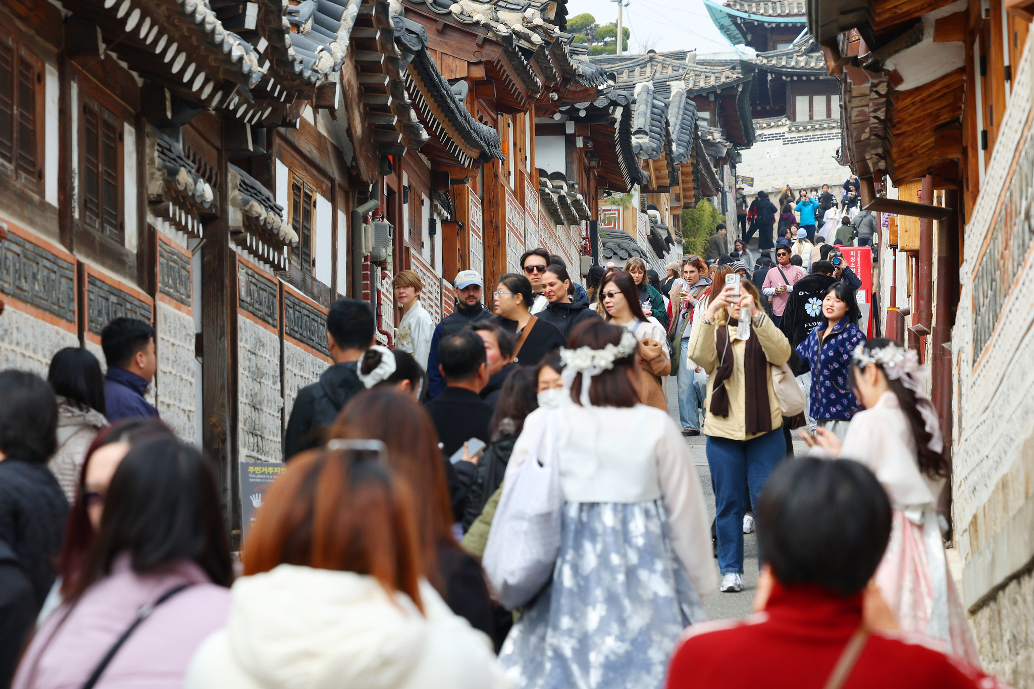 Une ruelle du quartier de Bukchon, bond&eacute;e de visiteurs, &agrave; S&eacute;oul, le 16 mars 2026. &copy; Lee Jeong Woo / Korea.net