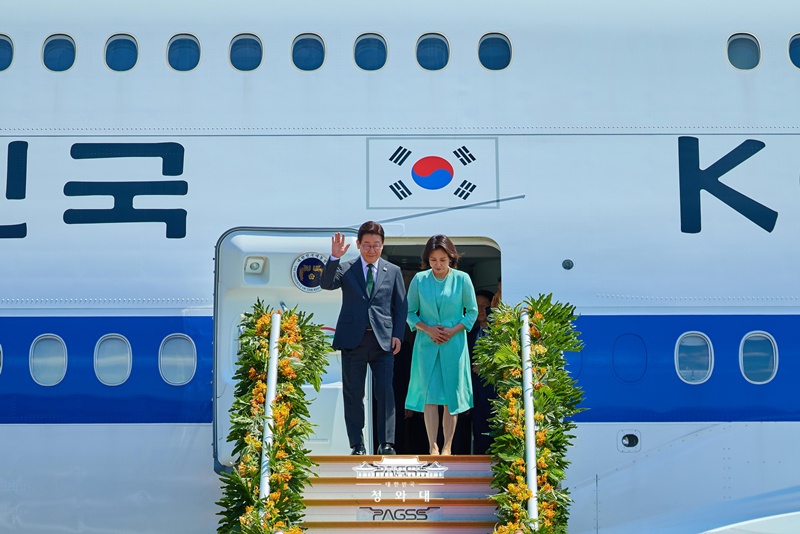 Le pr&eacute;sident Lee Jae Myung et son &eacute;pouse Kim Hea Kyung avant leur d&eacute;part pour les Philippines, &agrave; l&rsquo;a&eacute;orport de S&eacute;oul, &agrave; Seongnam, le 3 mars 2026. &copy; Cheong Wa Dae