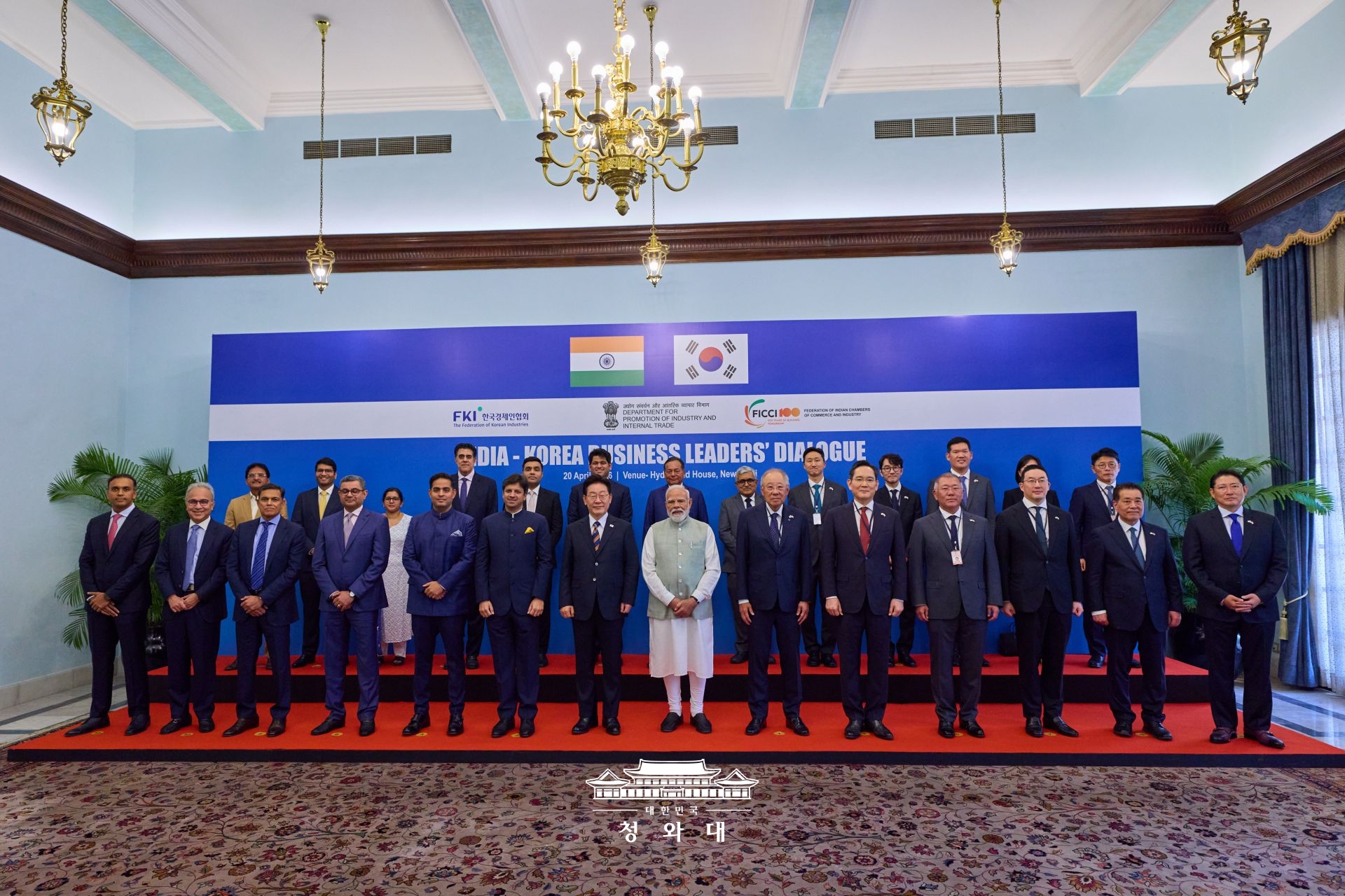 Le président Lee Jae Myung et le Premier ministre indien Narendra Modi posent lors d’un forum économique Corée-Inde, à New Delhi, le 20 avril 2026. © Cheong Wa Dae