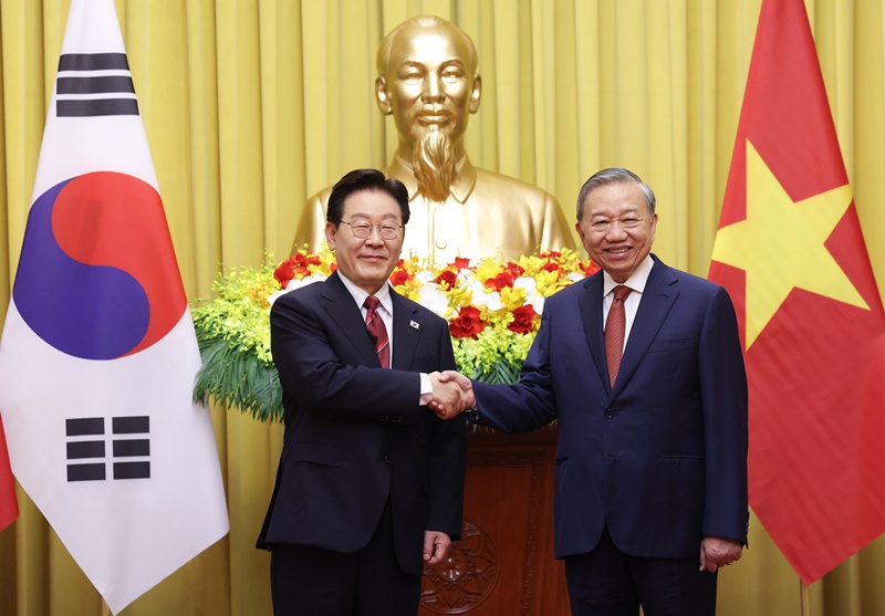 Le président Lee Jae Myung et son homologue vietnamien To Lam, au palais présidentiel d’Hanoï, au Vietnam, le 22 avril 2026. © Agence de presse Yonhqp