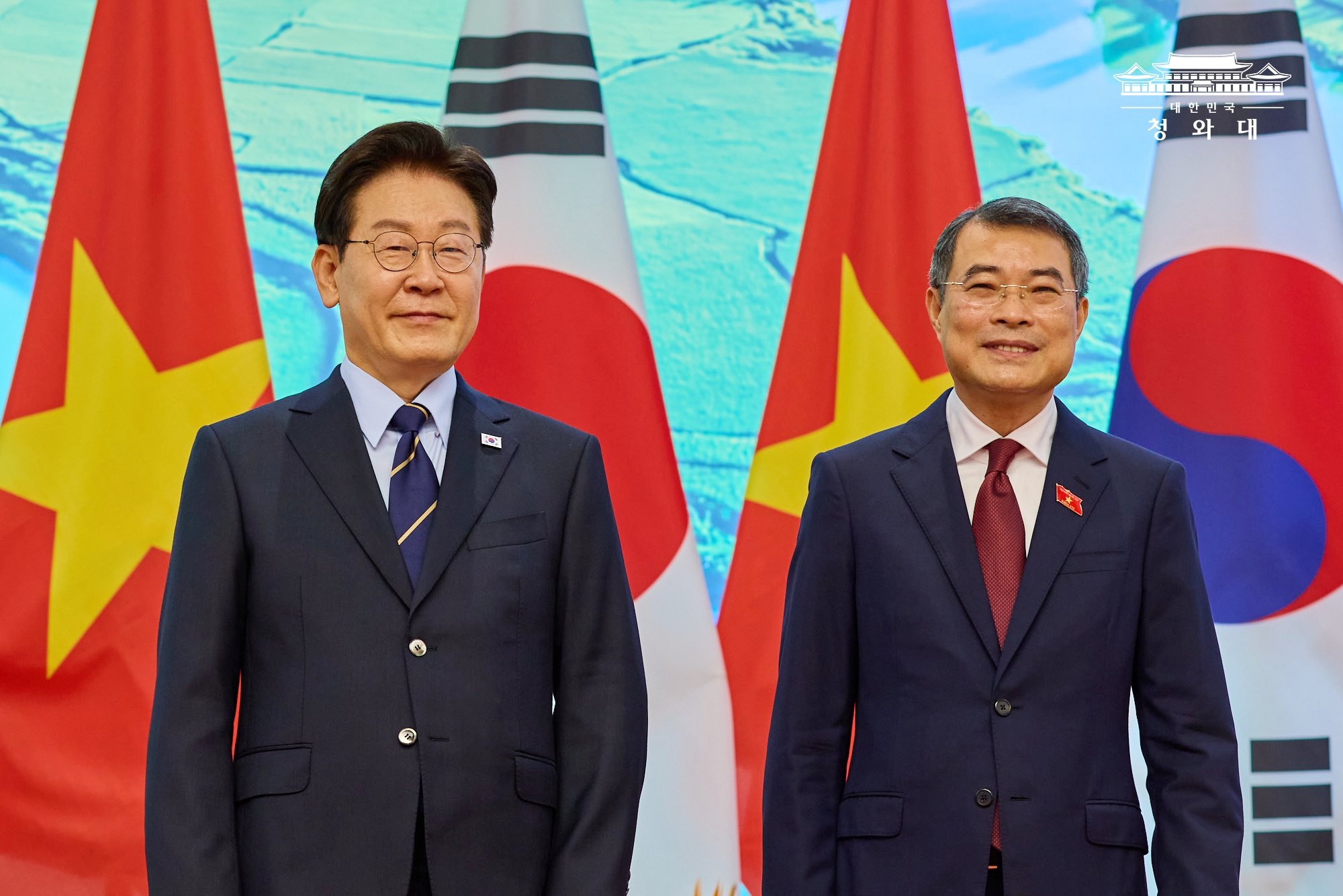 Le pr&eacute;sident Lee Jae Myung pose aux c&ocirc;t&eacute;s du Premier ministre vietnamien, &agrave; Hano&iuml;, le 23 avril 2026. &copy; Cheong Wa Dae