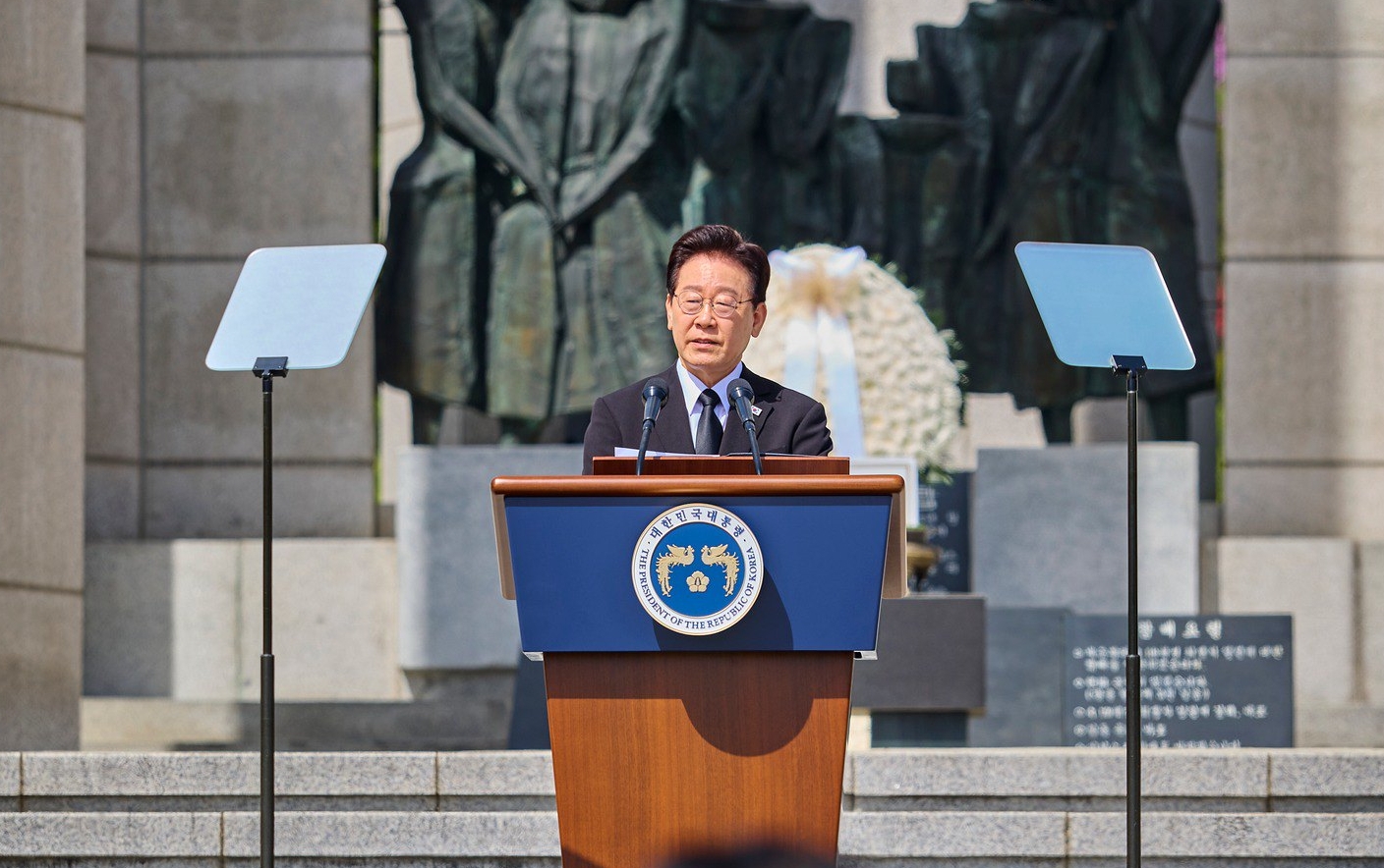 Le pr&eacute;sident Lee Jae Myung prononce un discours lors de la c&eacute;r&eacute;monie du 66e anniversaire du mouvement du 19-Avril, au April 19th National Cemetery, au nord de S&eacute;oul, le 19 avril 2026. &copy; Cheong Wa Dae