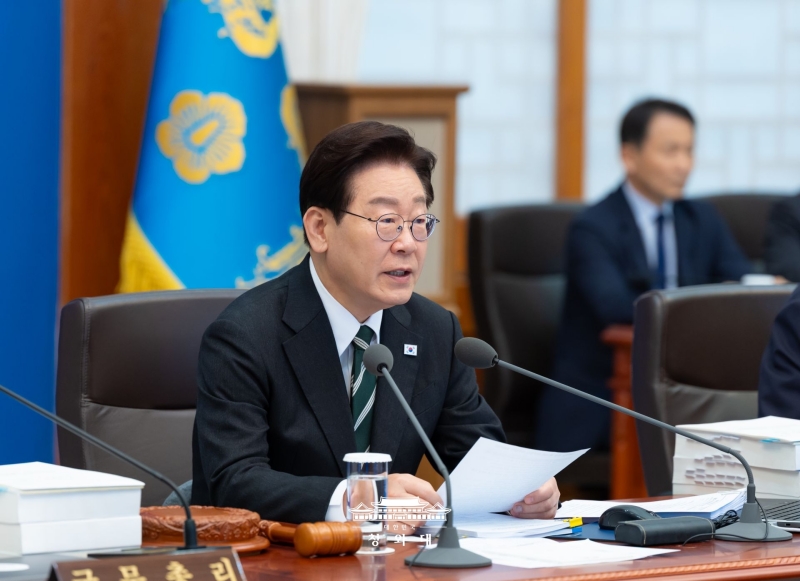 Le président Lee Jae Myung s’exprime lors d’une réunion au complexe présidentiel de Cheong Wa Dae, à Séoul, le 28 avril 2026.