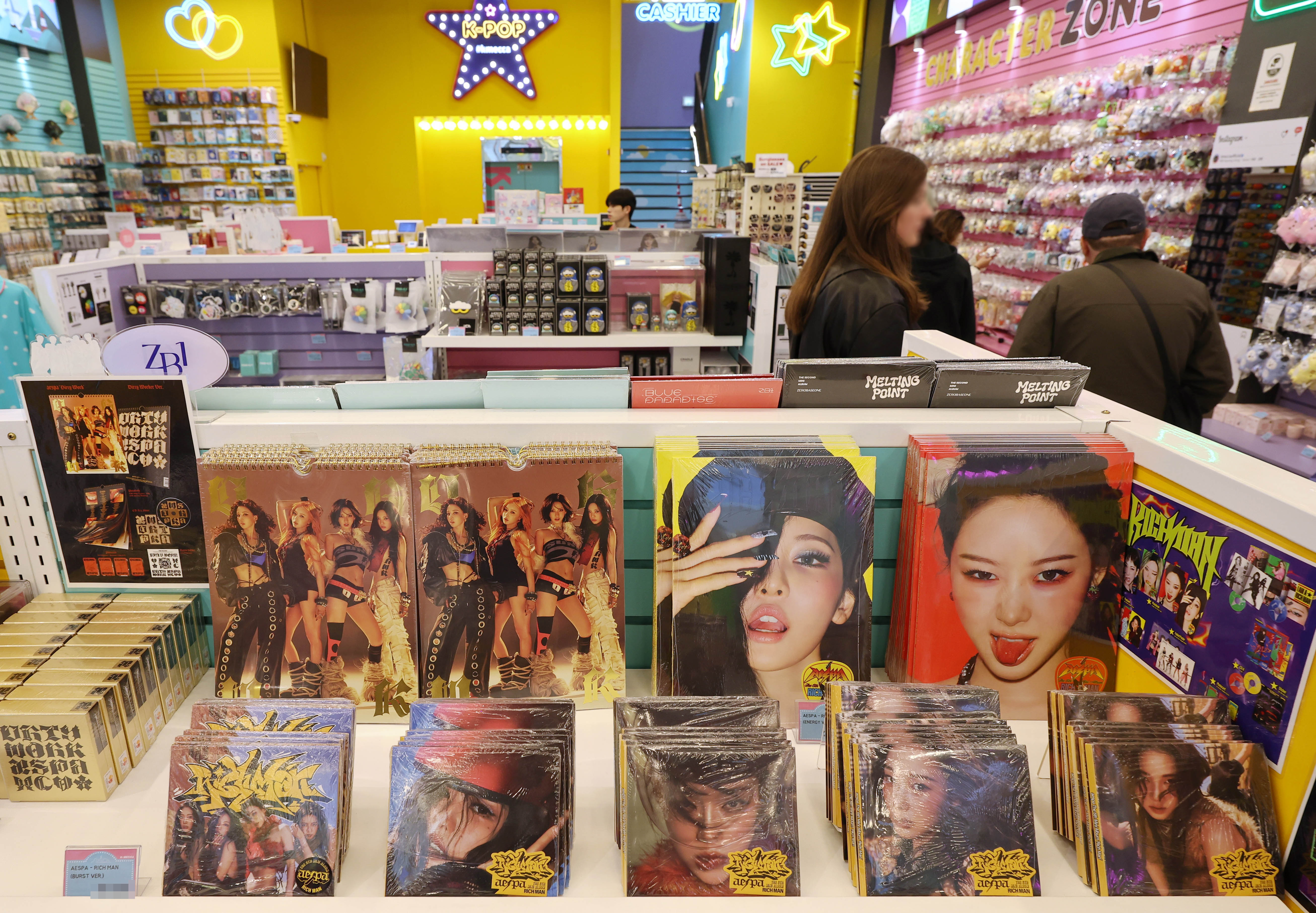 Des albums de K-pop dans une boutique du quartier de Myeongdong, &agrave; S&eacute;oul, le 28 avril 2026. &copy; Agence de presse Yonhap