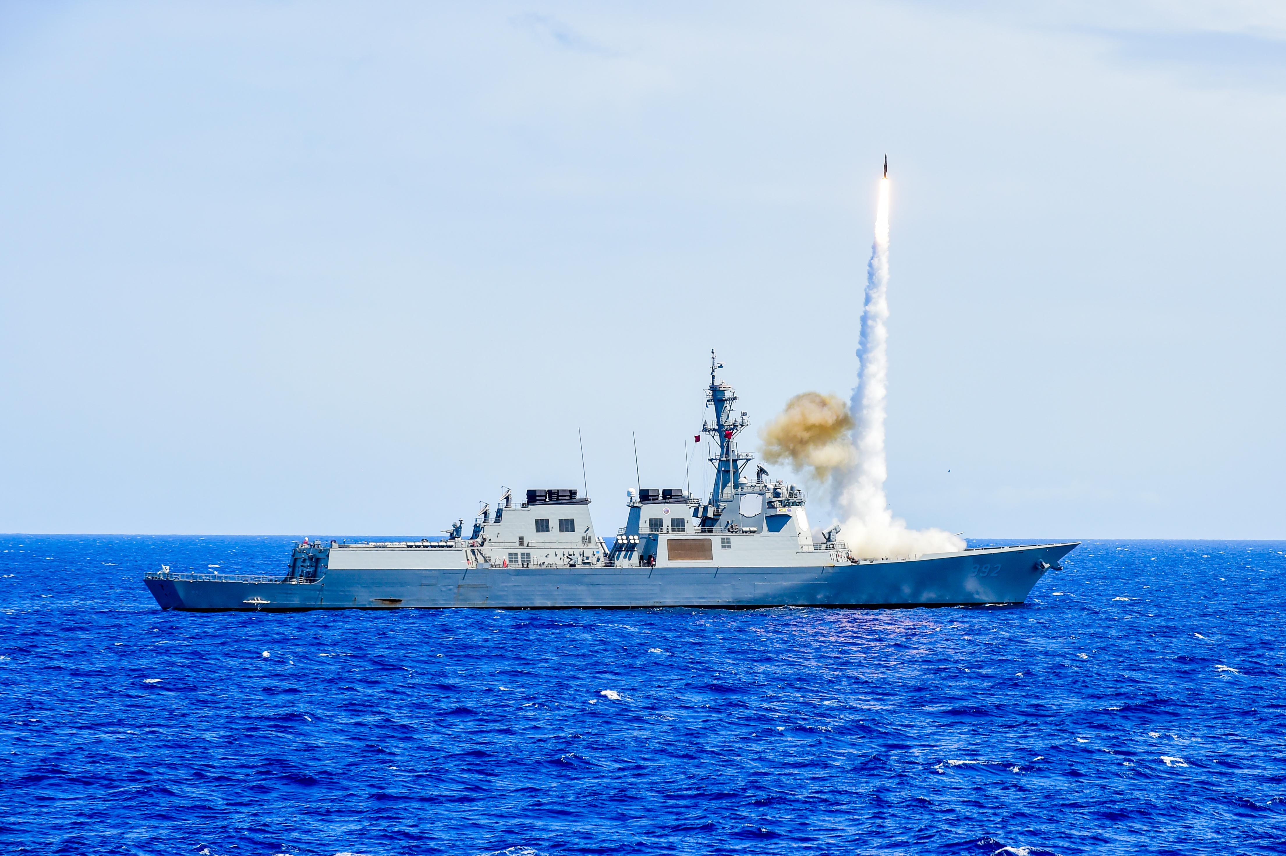 Le lance-missile cor&eacute;en Yulgok Yi I, lors de sa participation &agrave; l&rsquo;&eacute;dition 2024 de l&rsquo;exercice Rim of the Pacific (RIMPAC). &copy; Marine de la R&eacute;publique de Cor&eacute;e