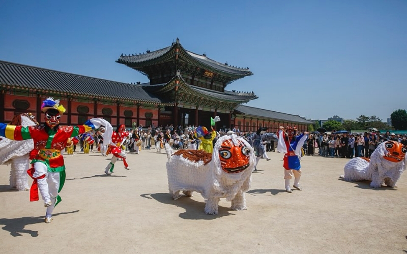 Un spectacle organisé à l'occasion du K-Royal Culture Festival se déroule au palais Changdeokgung, à Séoul, le 25 avril 2026. © Compte Instagram du K-Royal Culture Festival