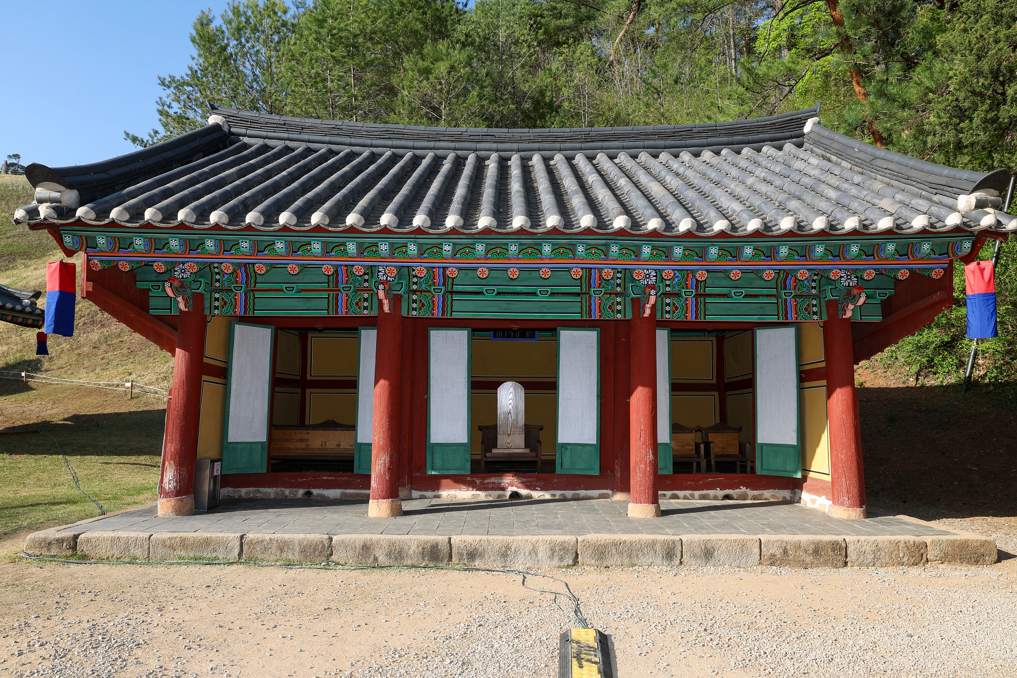 Le bâtiment où sont conservés les stèles commémoratives de 268 sujets restés fidèles à Danjong. © Lee Jeong Woo / Korea.net