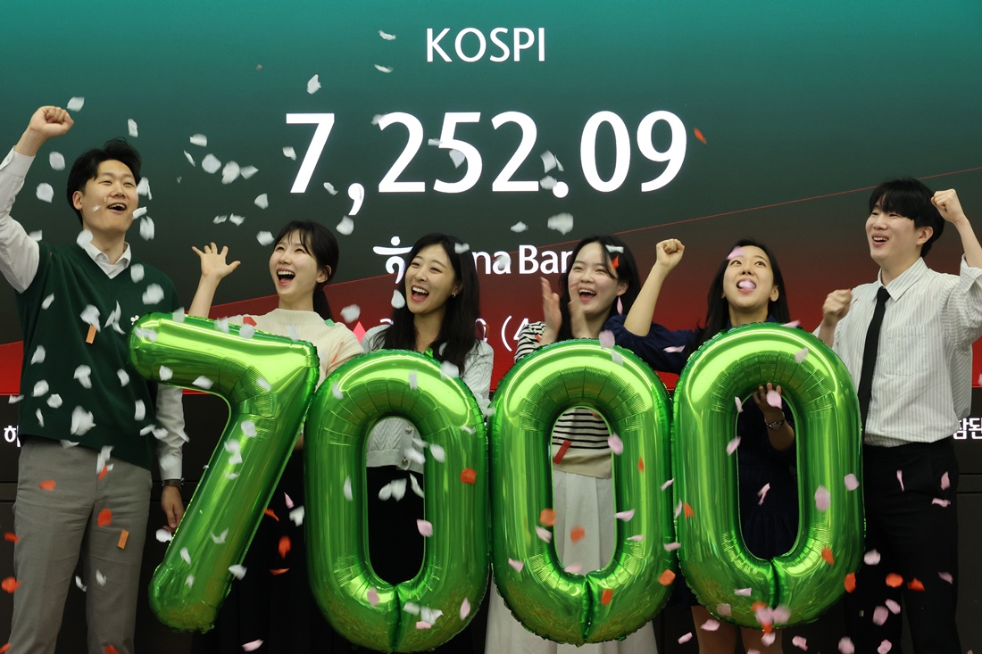 Un écran de la Hana Bank affiche l’indice de référence de la Bourse de Séoul, le KOSPI, à 7 252,09 points, le 6 avril 2026. © Agence de presse Yonhap