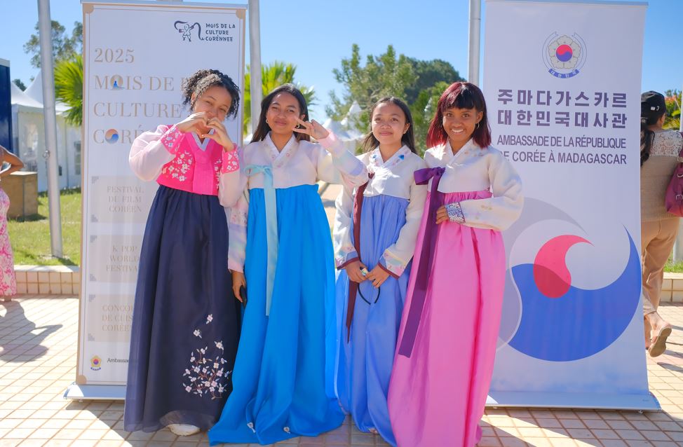 Un groupe de participants au « 2025 K-Beauty-Festival », organisé par l’ambassade de Corée à Madagascar lors de la Foire internationale de Madagascar, à Antanarivo, en mai 2025. © Ambassade de Corée à Madagascar