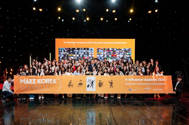 Photo de groupe des K-Influenceurs au studio d’Arirang TV, à Séoul, le 7 mai 2026. © Ministère de la Culture, des Sports et du Tourisme