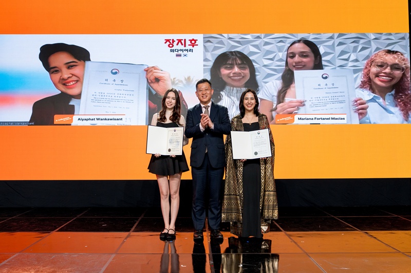 Les K-Influenceurs reçoivent leur certificat de nomination au studio d’Arirang TV, à Séoul, le 7 mai 2026. © Ministère de la Culture, des Sports et du Tourisme 