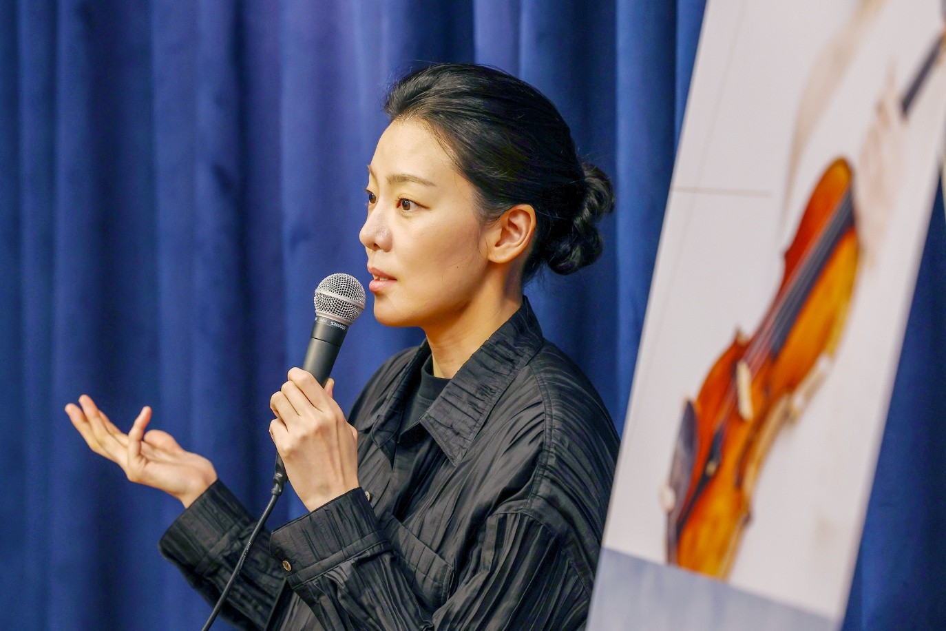 La violoniste Clara-Jumi Kang répond aux journalistes lors d’une conférence de presse organisée le 7 mai au Credia Classic Club, à Séoul. © Lee Jeong Woo / Korea.net