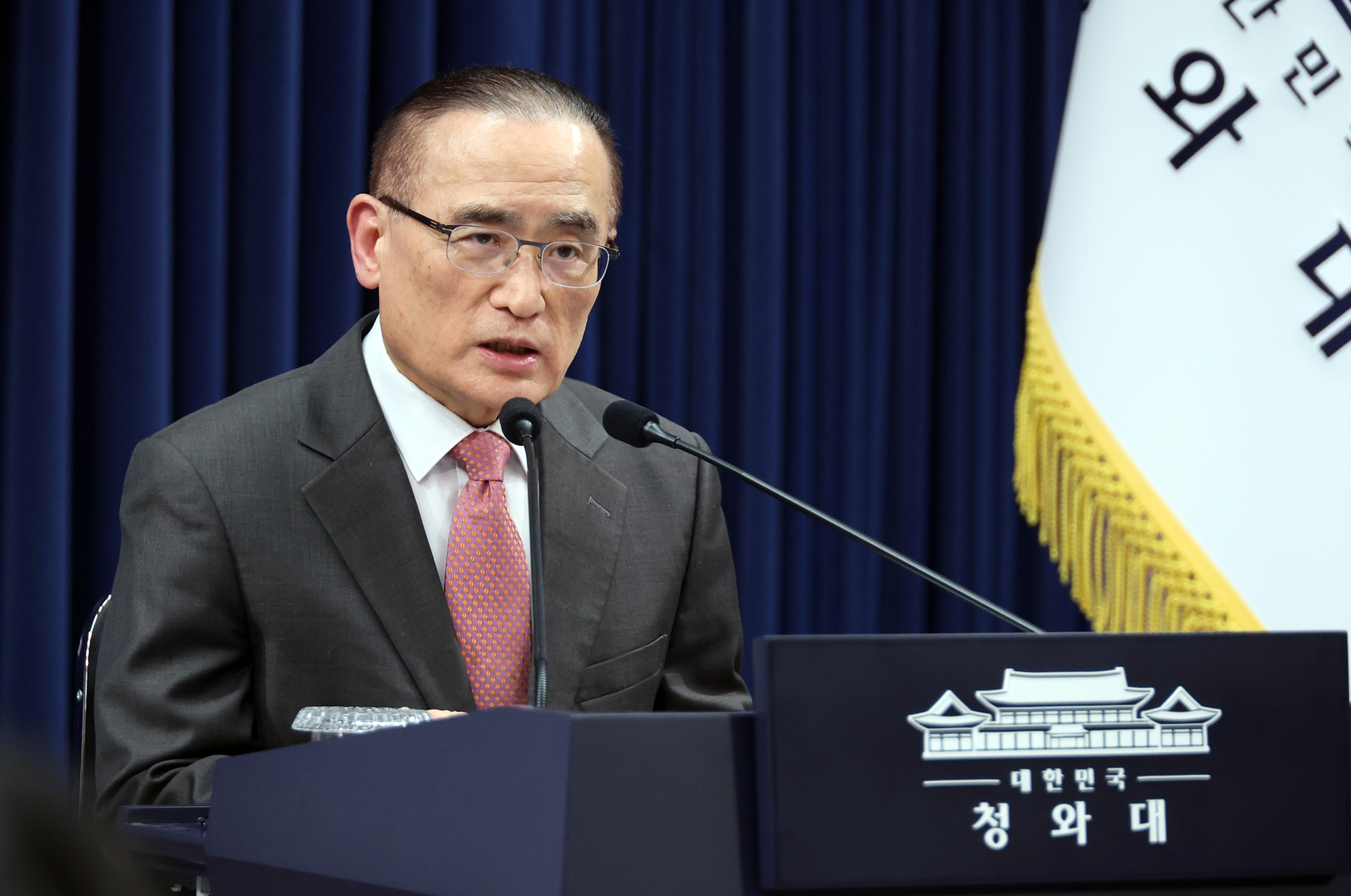 Le directeur de la sécurité nationale Wi Sung Lac s’exprime lors d’une conférence de presse au complexe présidentiel de Cheong Wa Dae, à Séoul, le 11 mai 2026. © Agence de presse Yonhap