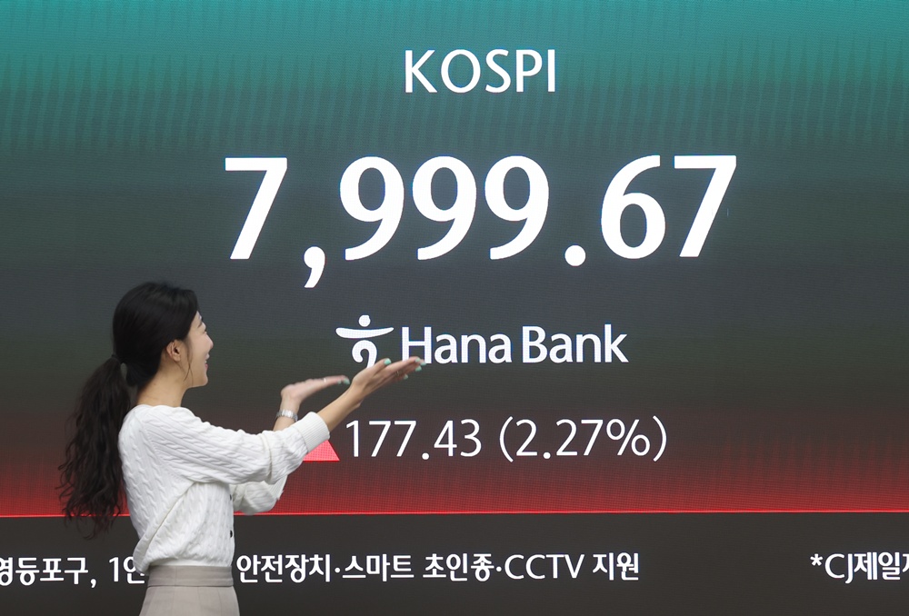 L&rsquo;indice KOSPI affiche 7 999,67 points sur le tableau des cours du si&egrave;ge de la banque Hana, &agrave; S&eacute;oul, le 12 mai 2026. &copy; Agence de presse Yonhap