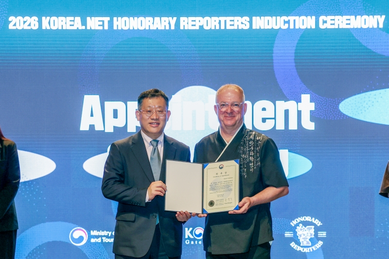Kong Hyungsik, responsable de la communication publique au minist&egrave;re de la Culture, des Sports et du Tourisme, pose avec Manuel, &agrave; S&eacute;oul, le 12 mai 2026. &copy; Lee Jeong Woo / Korea.net