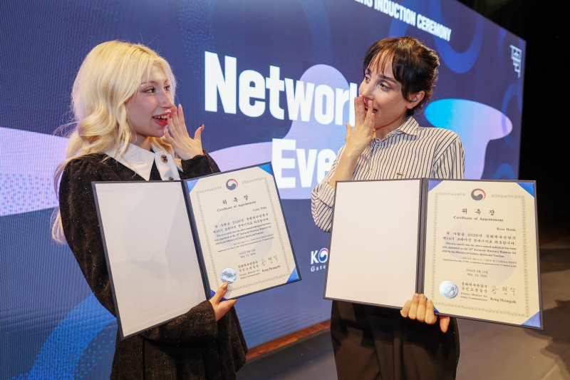 Deux journalistes honoraires de Korea.net posent avec leur attestation de nomination, &agrave; S&eacute;oul, le 12 mai 2026. &copy; Lee Jeong Woo / Korea.net