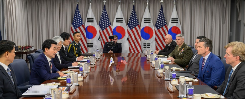 Une délégation de responsables coréens avec en son centre le ministre de la Défense Ahn Gyu-back (à gauche) s’entretient avec une délégation américaine, dont le secrétaire à la Défense Pete Hegseth, à Washington, le 12 mai 2026. © Ministère de la Défense