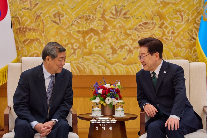 Le pr&eacute;sident Lee Jae Myung discute avec He Lifeng, vice-Premier ministre chinois du Conseil des affaires de l'&Eacute;tat, au complexe pr&eacute;sidentiel de Cheong Wa Dae, &agrave; S&eacute;oul, le 13 mai 2026. &copy; Cheong Wa Dae