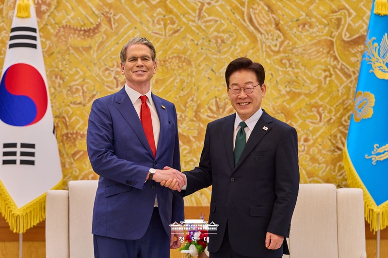 Le pr&eacute;sident Lee Jae Myung et Scott Bessent, secr&eacute;taire am&eacute;ricain du Tr&eacute;sor, au complexe pr&eacute;sidentiel de Cheong Wa Dae, &agrave; S&eacute;oul, le 13 mai 2026. &copy; Cheong Wa Dae