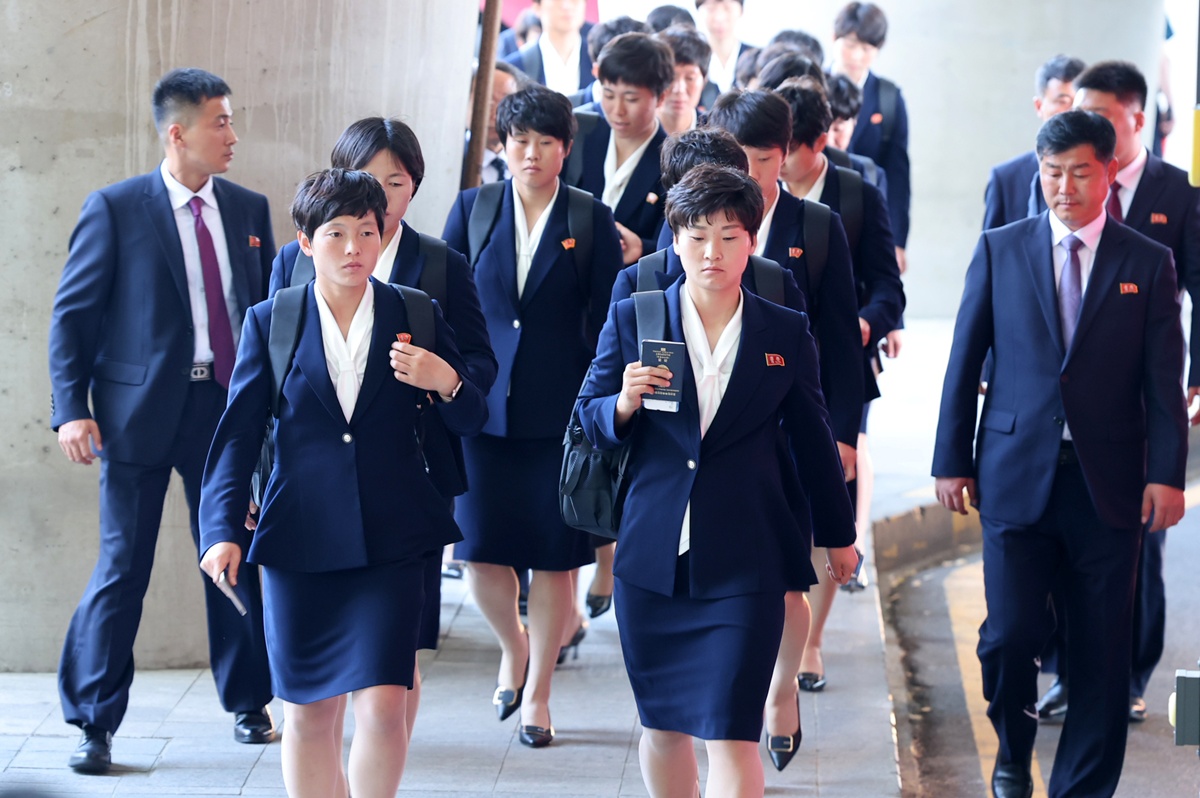 2Les footballeuses du club nord-coréen Naegohyang sont arrivées à l’aéroport international d’Incheon, avant la demi-finale de la Ligue des champions asiatique féminine, le 17 mai 2026. © Agence de presse Yonhap