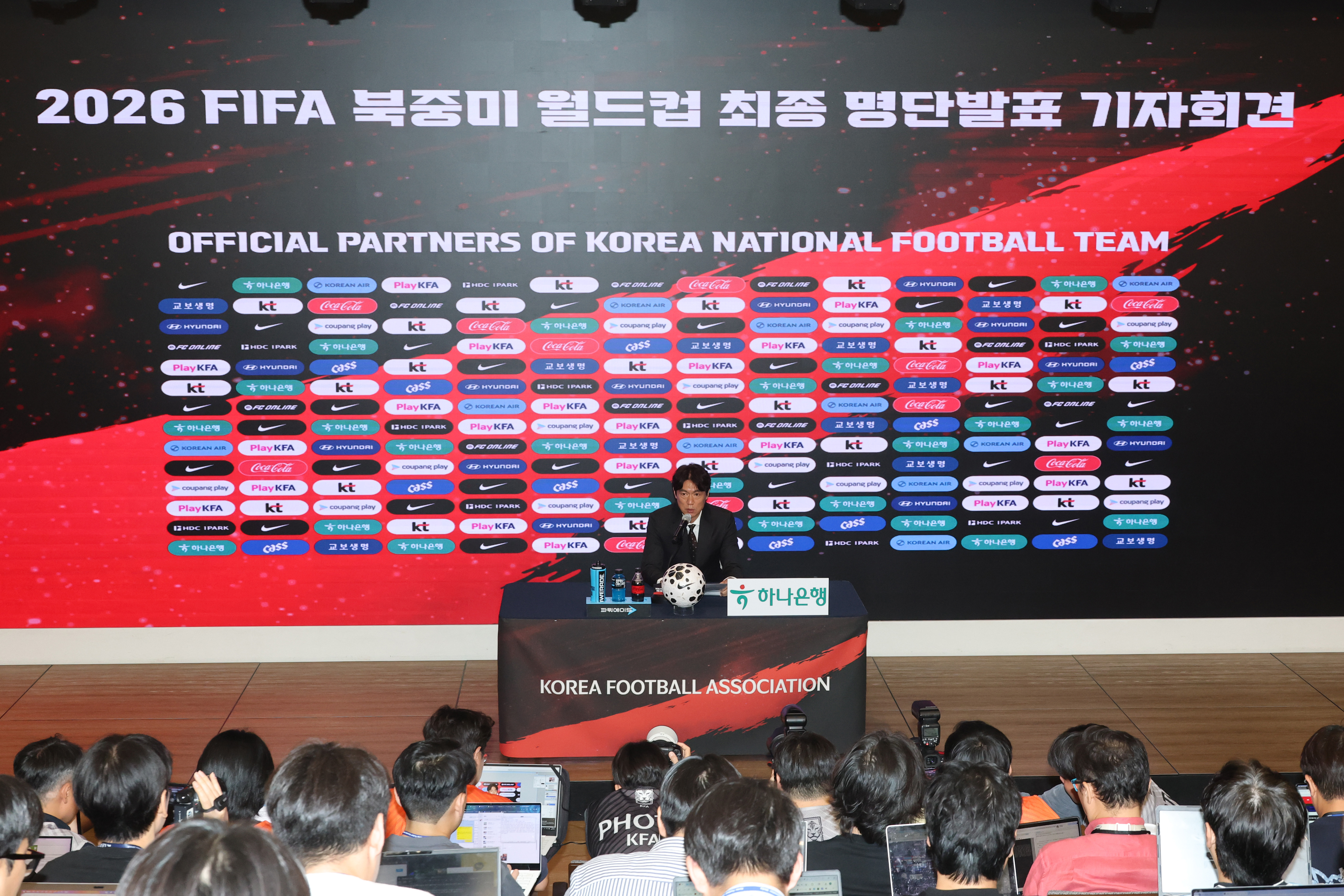 Le sélectionneur coréen Hong Myung-bo dévoile la liste des 26 joueurs coréens retenus pour la Coupe du Monde de la FIFA 2026, lors d’une conférence de presse organisée à Séoul, le 16 mai 2026. © Agence de presse Yonhap