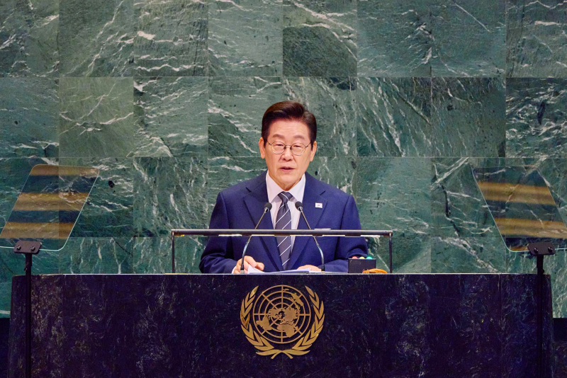  Le président Lee Jae Myung durant son discours devant la 80e Assemblée générale de l’ONU, à New York, le 23 septembre 2025. © Cheong Wa Dae