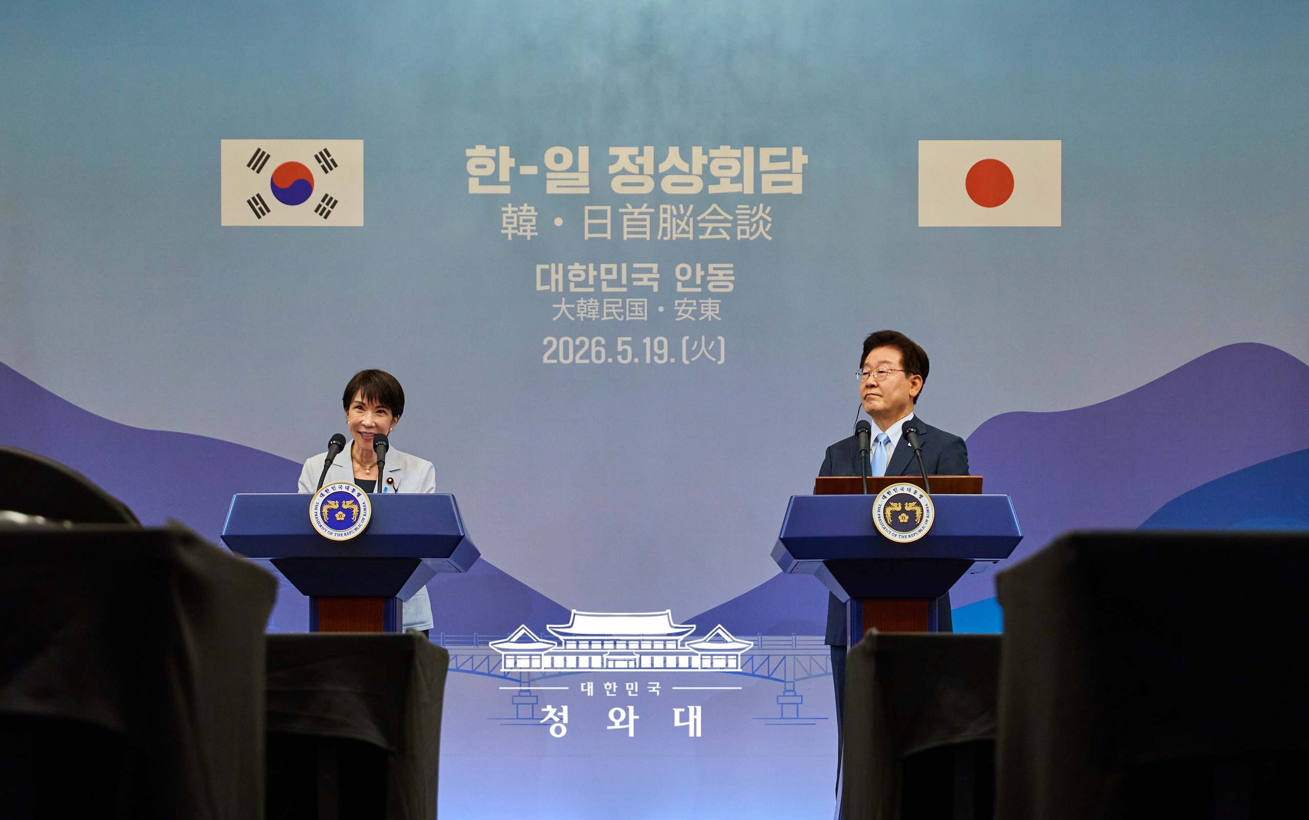 Le président Lee Jae Myung et la Première ministre japonaise Sanae Takaichi publient une déclaration conjointe à Andong, dans l’est de la Corée, le 19 mai 2026. © Cheong Wa Dae  