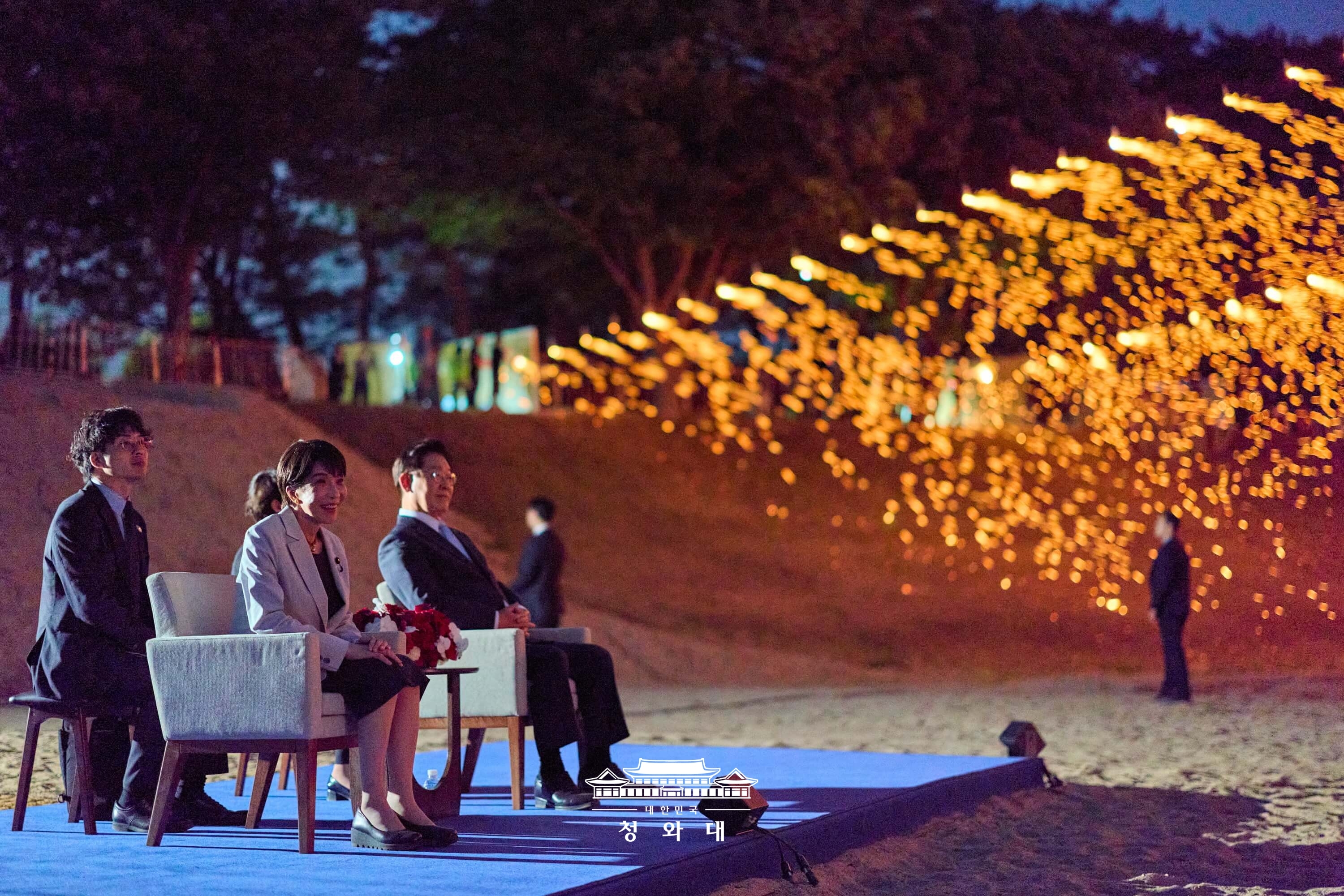 Lee Jae Myung et Sanae Takaichi regardent un spectacle traditionnel coréen de feux d’artifice sur corde au village folklorique de Hahoe à Andong, dans l’est de la Corée, le 19 mai 2026. © Cheong Wa Dae