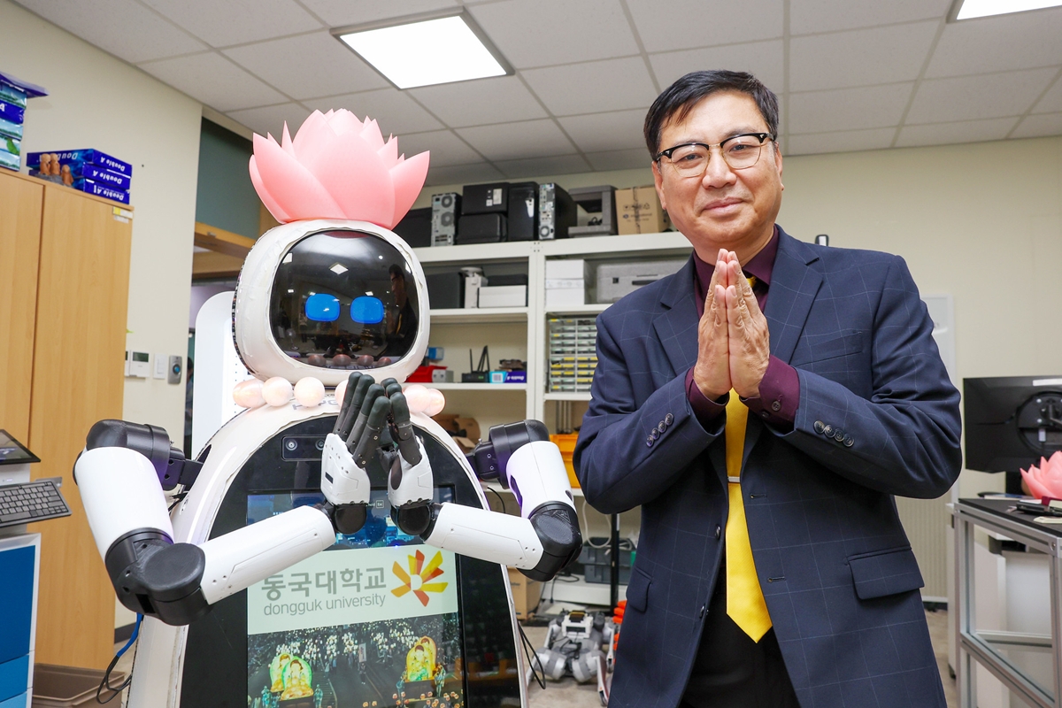 Le moine robot Hyeahn et son cr&eacute;ateur, le professeur Lim Joong Yeon, de l&rsquo;universit&eacute; Dongguk, &agrave; S&eacute;oul, le 15 mai 2026. &copy; Lee Jeong Woo / Korea.net