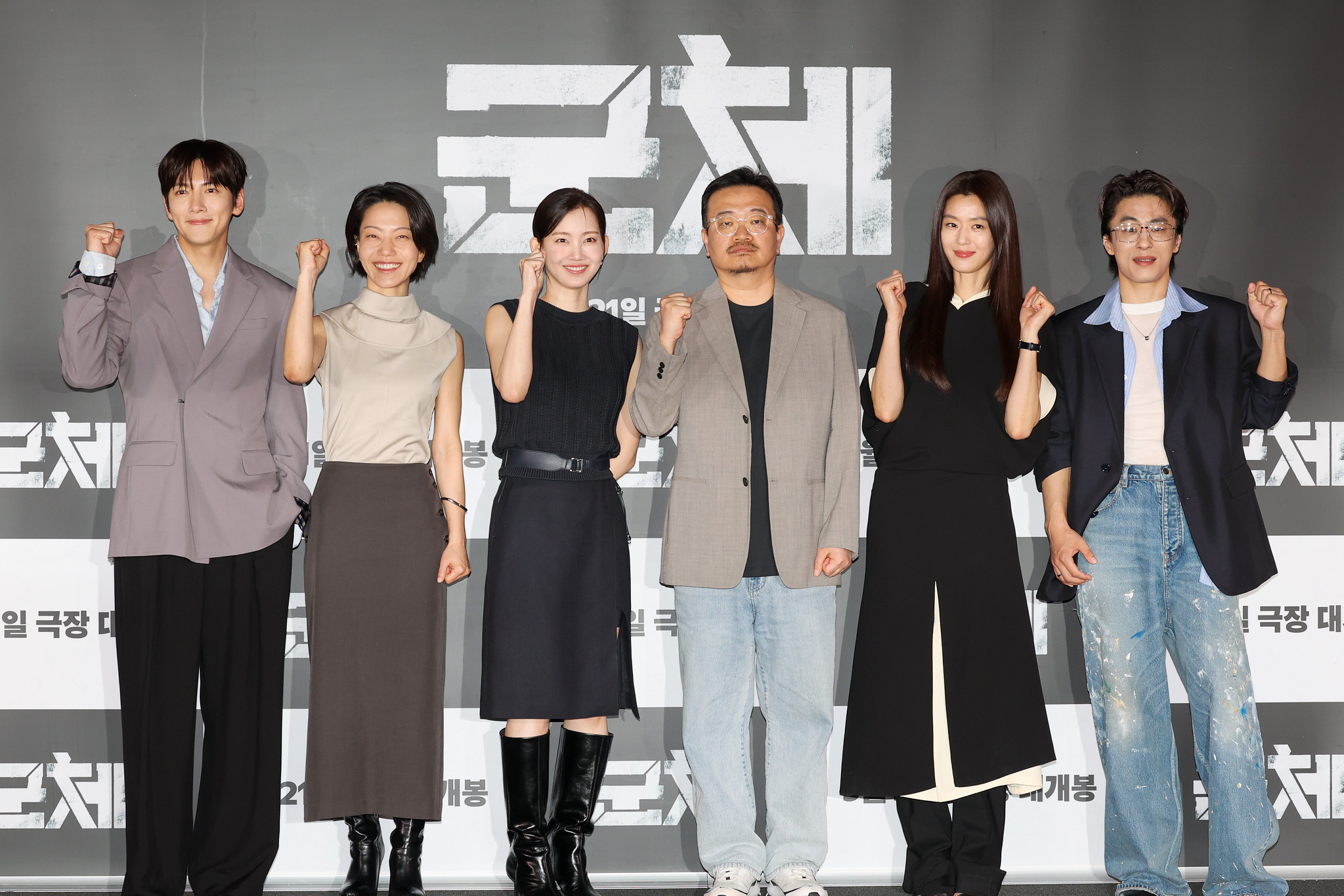 Le réalisateur Yeon Sang-ho et les acteurs principaux posent lors de l’avant-première et de la conférence de presse organisées à Yongsan, au centre de Séoul, le 20 mai 2026. De gauche à droite : Ji Chang-wook, Kim Shin-rok, Shin Hyun-been, Yeon Sang-ho, Jun Ji-hyun et Koo Kyo-hwan. © Lee Jeong Woo / Korea.net 