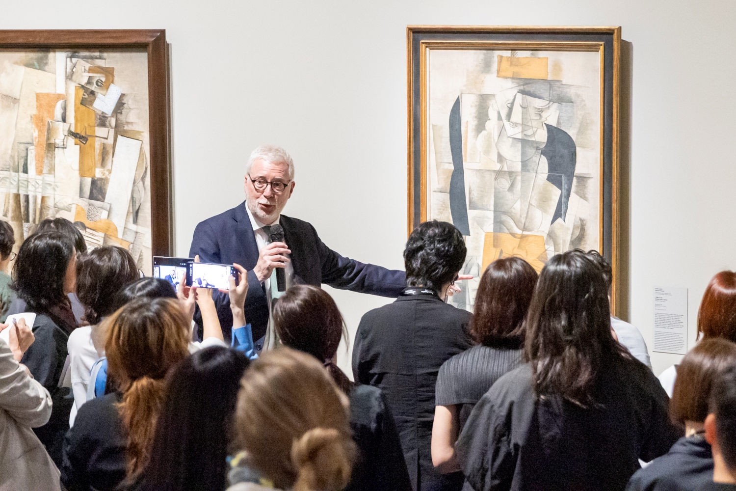 Christian Briand, commissaire d'exposition au Centre Pompidou, pr&eacute;sente aux journalistes pr&eacute;sents lors d&rsquo;une conf&eacute;rence de presse une &oelig;uvre phare du peintre Georges Braque, &laquo; Femme &agrave; la guitare &raquo; (1913), le 19 mai 2026. &copy; Hanwha Foundation of Culture