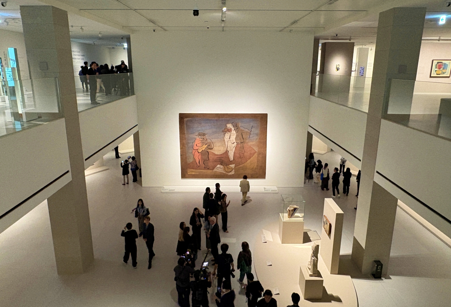 Le deuxi&egrave;me &eacute;tage du Centre Pompidou et sa mezzanine, o&ugrave; l&rsquo;exposition &laquo; Korea Focus &raquo; est install&eacute;e. Au centre de la photo, &laquo; Rideau de sc&egrave;ne des Soir&eacute;es de Paris &raquo; (1924), de Pablo Picasso. &copy; Charles Audouin / Korea.net