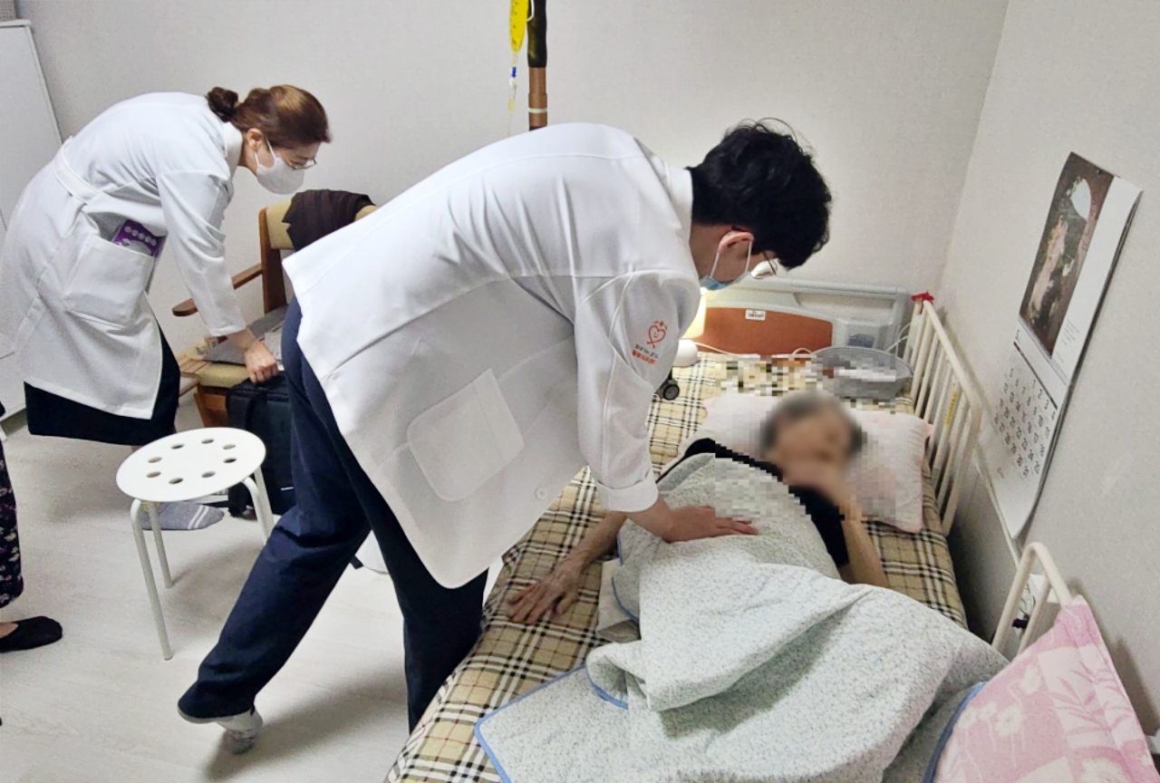 Deux aides-soignants d&rsquo;un service d&rsquo;aide &agrave; domicile de la province du Gyeonggi prodiguent des soins &agrave; une personne &acirc;g&eacute;e. &copy; Province du Gyeonggi