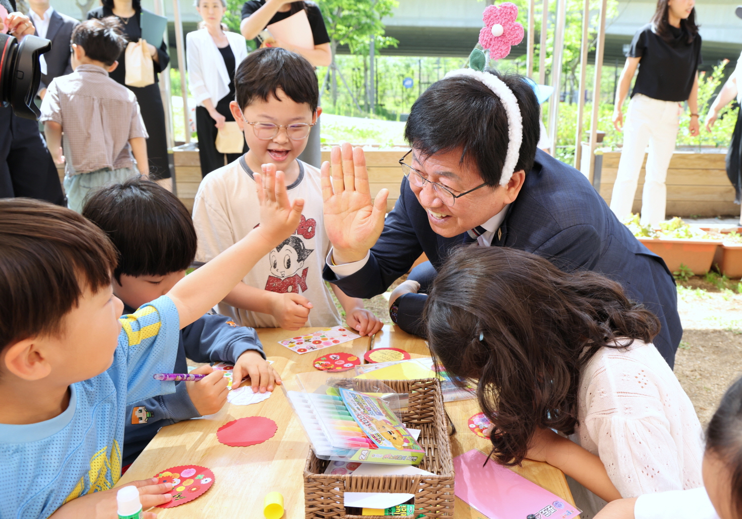 Le ministre de l&rsquo;&Eacute;ducation Choi Kyo Jin rencontre des enfants dans une &eacute;cole maternelle situ&eacute;e &agrave; Sejong, au centre de la Cor&eacute;e, lors de la journ&eacute;e des enseigantns, le 15 mai 2026. &copy; Minist&egrave;re de l&rsquo;&Eacute;ducation