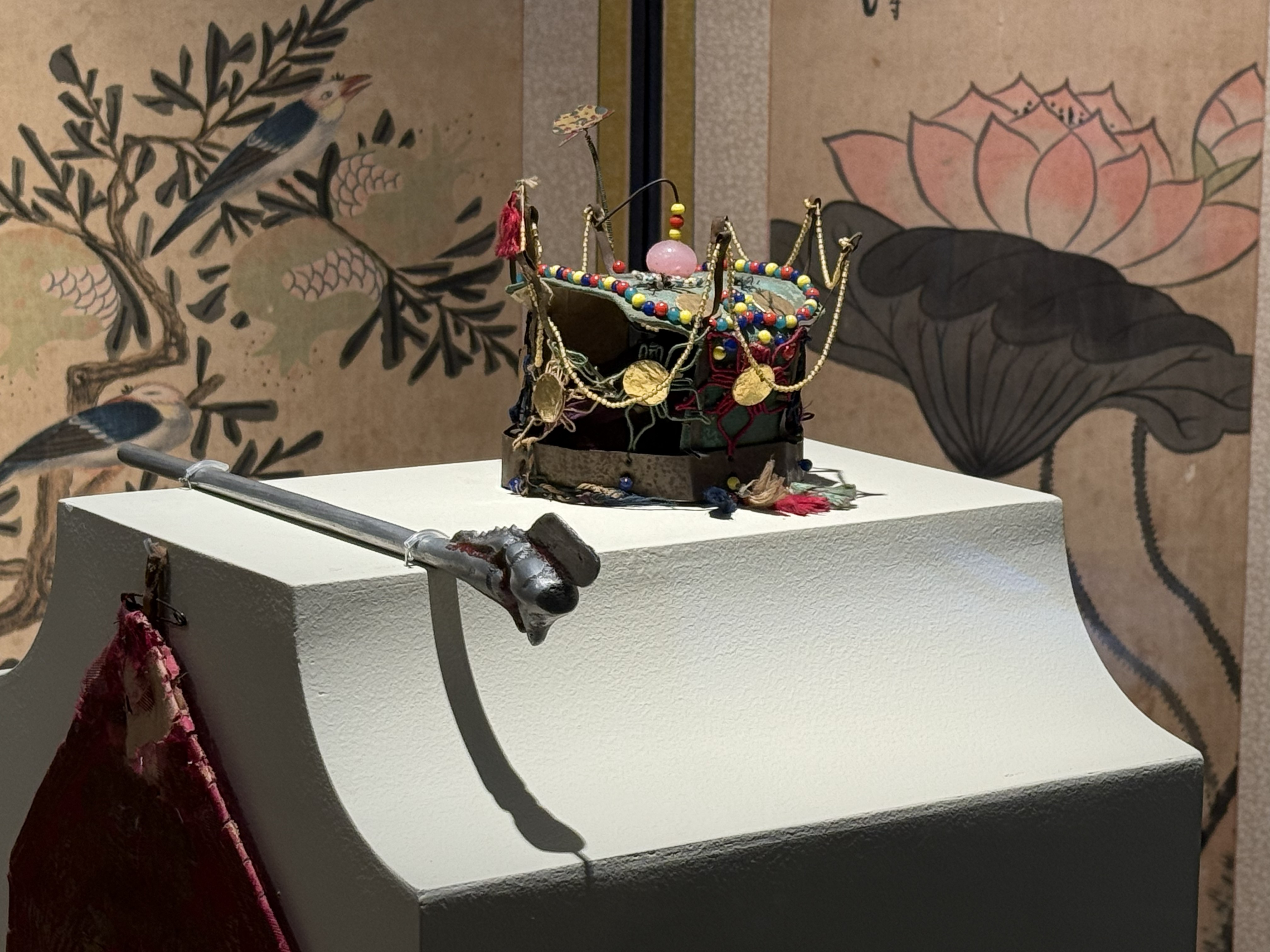 Un jokduri (couronne de mari&eacute;e traditionnelle) et un binyeo (&eacute;pingle &agrave; cheveux) expos&eacute;s au mus&eacute;e d&rsquo;Ulsan. &copy; Hong Angie / Korea.net