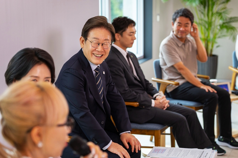 Le président Lee Jae Myung participe à une rencontre avec des personnalités du monde artistique et culturel à Séoul, le 30 juin 2025. © Cheong Wa Dae