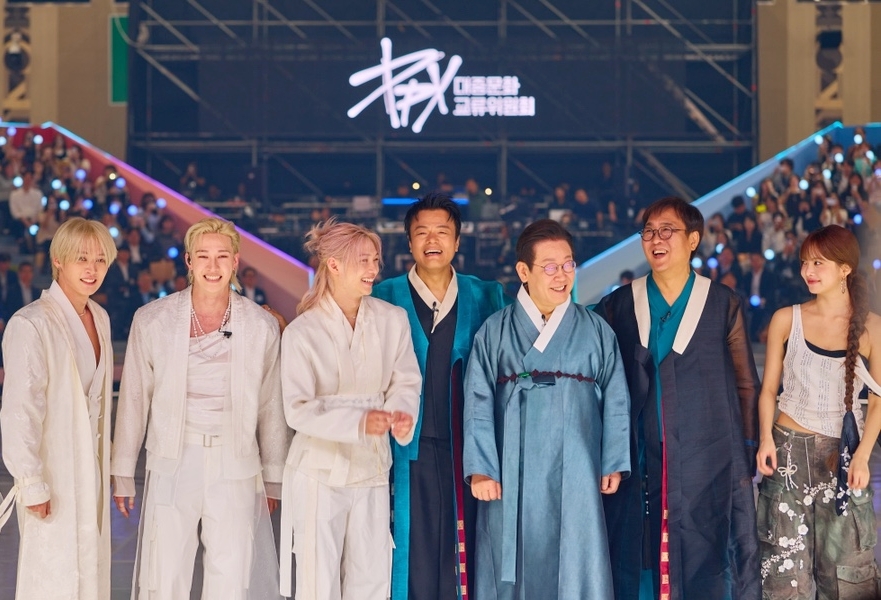 Le président Lee Jae Myung (troisième à droite) pose avec le coprésident du Comité présidentiel pour la culture populaire, Park Jin-young, et des membres des groupes de K-pop Stray Kids et Le Sserafim, lors de la cérémonie de lancement de cet organe à Goyang, le 1er octobre 2025. © Cheong Wa Dae