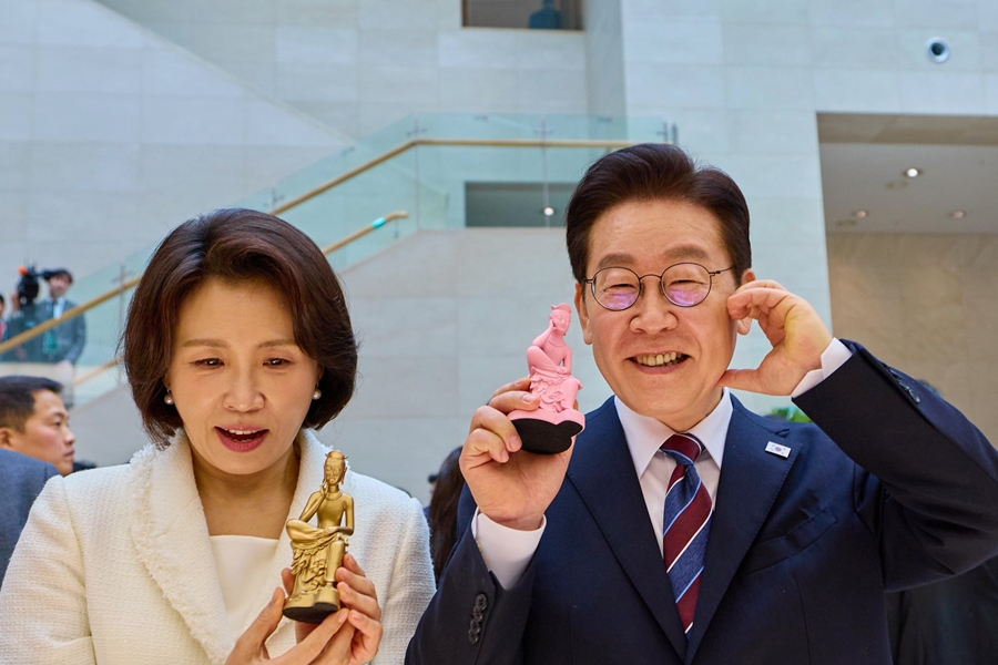 Le président Lee Jae Myung et son épouse Kim Hea Kyung posent avec des répliques de statuette de Bouddha pensif, œuvres emblématiques du Musée national de Corée, à Séoul, le 26 février 2026. © Cheong Wa Dae