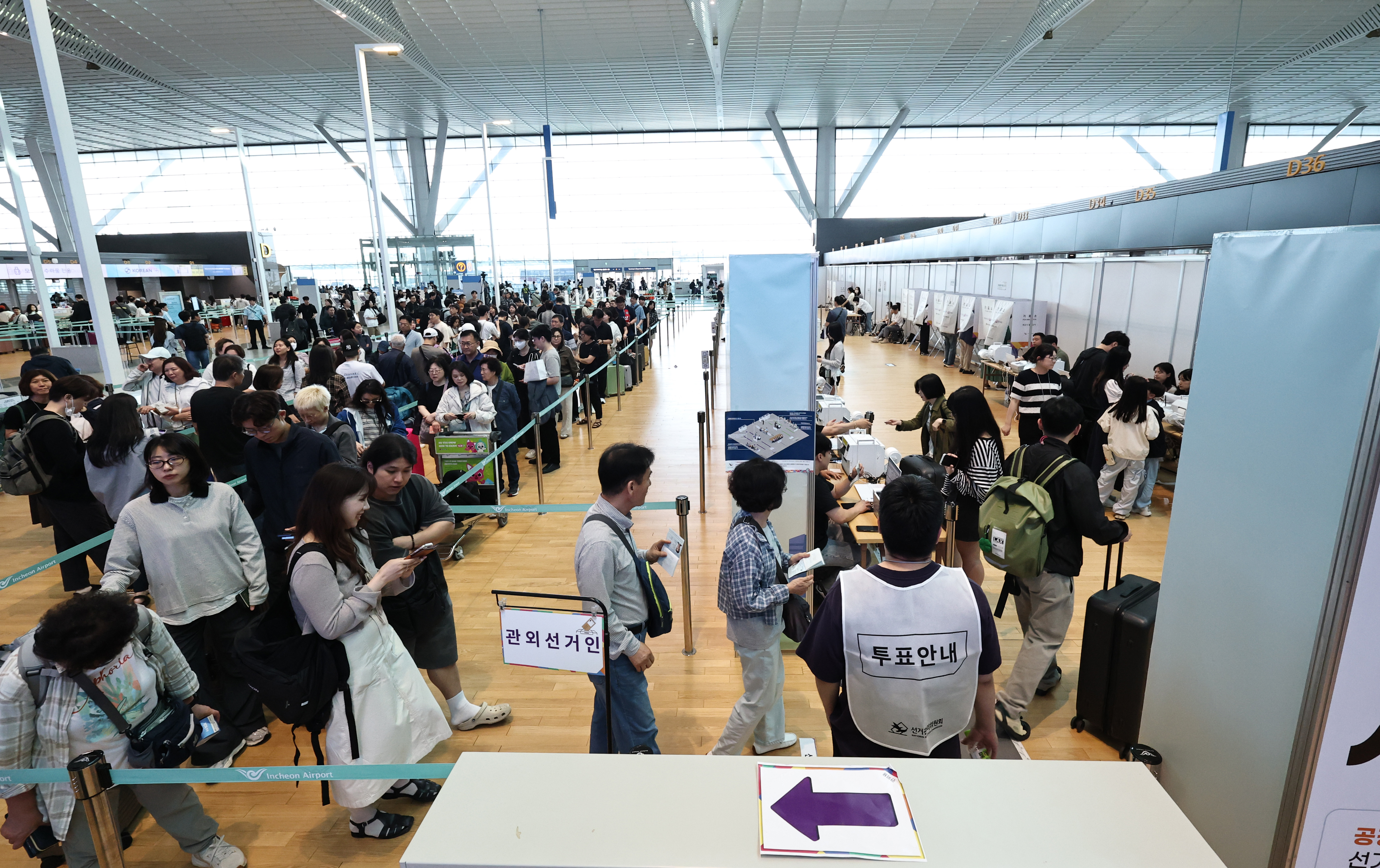 Des électeurs font la queue pour voter par anticipation à l’aéroport d’Incheon, le 29 mai 2026. © Agence de presse Yonhap