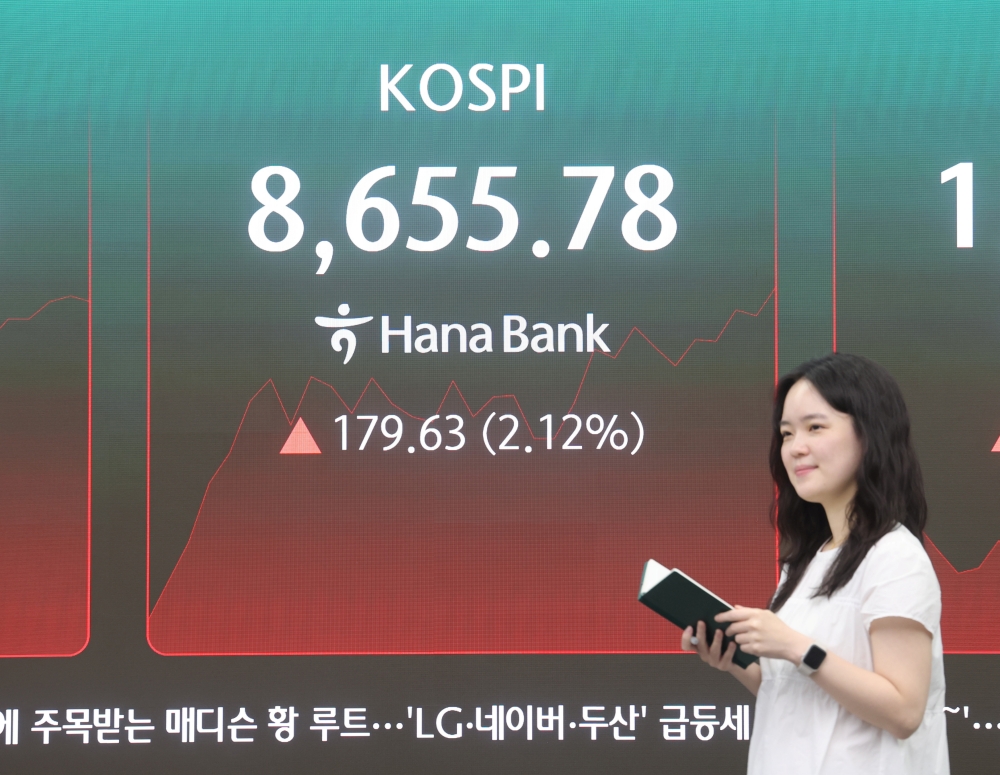 L&rsquo;indice KOSPI affiche 8 655,78 points sur le tableau des cours du si&egrave;ge de la banque Hana, &agrave; S&eacute;oul, le 1er juin 2026. &copy; Agence de presse Yonhap