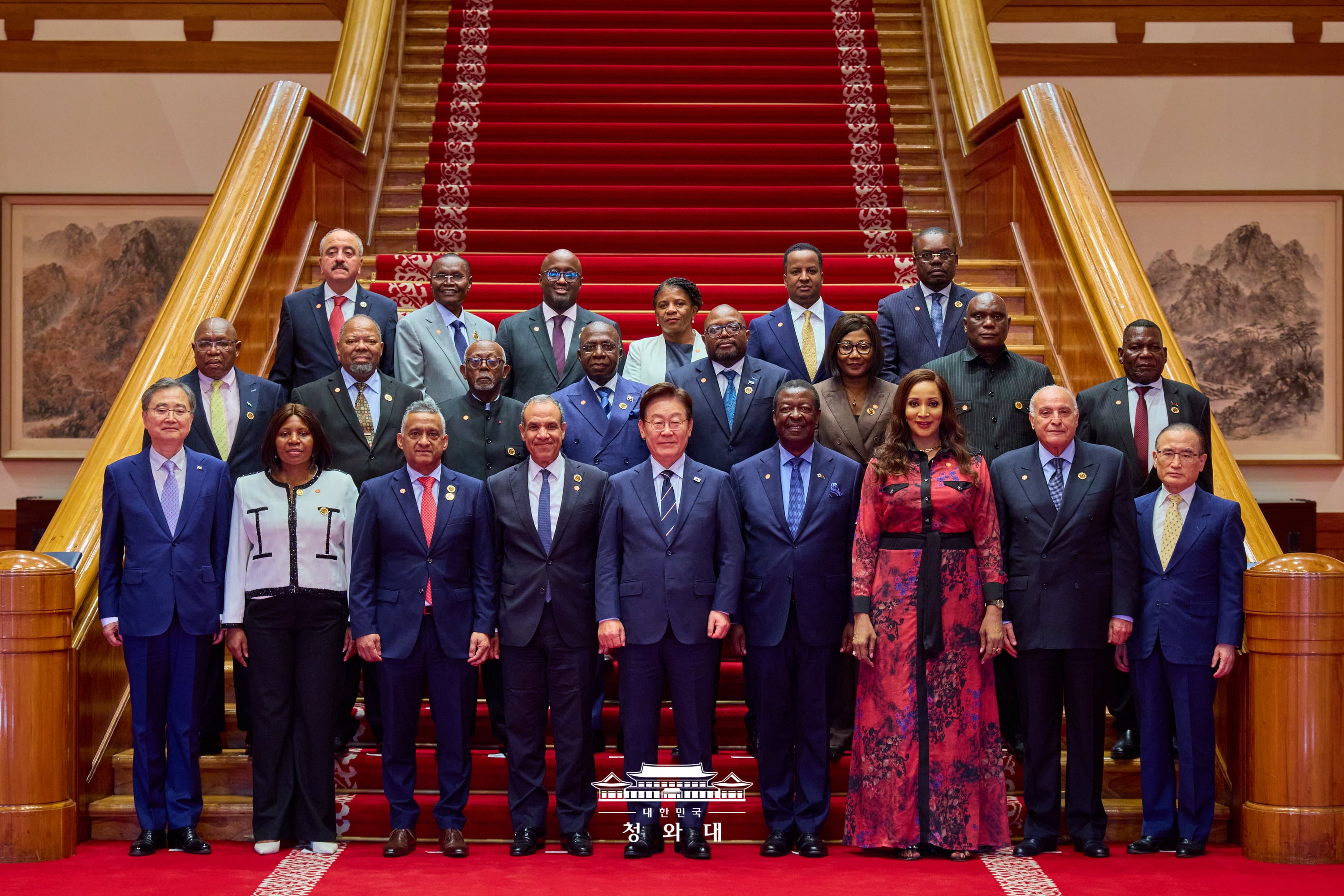 Le président Lee Jae Myung posent avec 18 ministres des Affaires étrangeres de pays africains et deux représentants d’organisations internationales africaines au complexe présidentiel de Cheong Wa Dae, à Séoul, le 2 juin 2026. © Cheong Wa Dae
