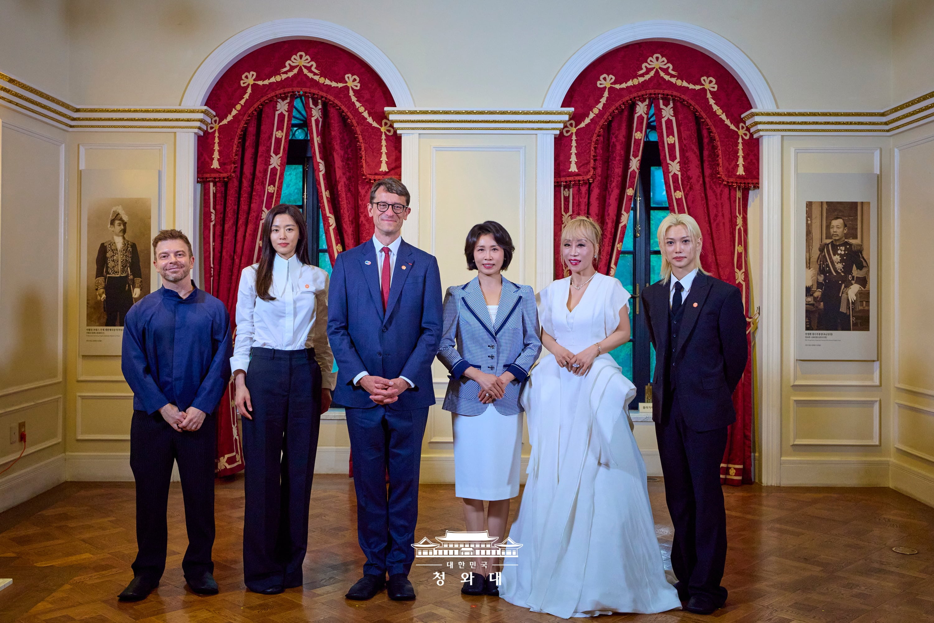 Le pianiste David Kadouch, l&rsquo;actrice Jun Ji-hyun, l&rsquo;ambassadeur de France en Cor&eacute;e Philippe Bertoux, la Premi&egrave;re dame Kim Hea Kyung, la soprano Sumi Jo et Felix de Stray Kids (de gauche &agrave; droite) posent en marge de la c&eacute;r&eacute;monie officielle du 140e anniversaire des relations diplomatiques entre la Cor&eacute;e et la France, au palais Deoksugung, &agrave; S&eacute;oul, le 4 juin 2026. &copy; Cheong Wa Dae