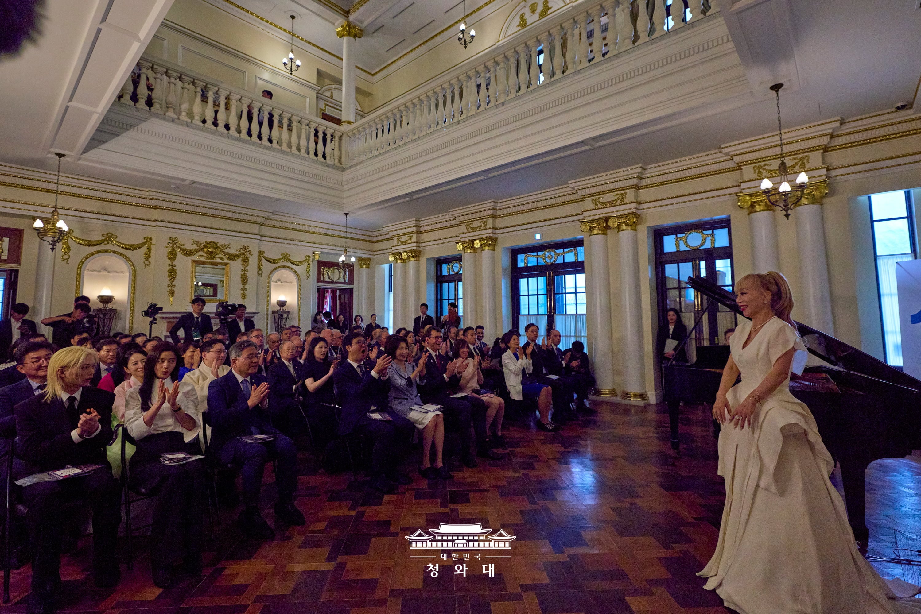 Le public de la c&eacute;r&eacute;monie officielle du 140e anniversaire des relations diplomatiques entre la Cor&eacute;e et la France applaudit apr&egrave;s le concert de la cantatrice Sumi Jo et du pianiste David Kadouch, au palais Deoksugung, le 4 juin 2026. &copy; Cheong Wa Dae